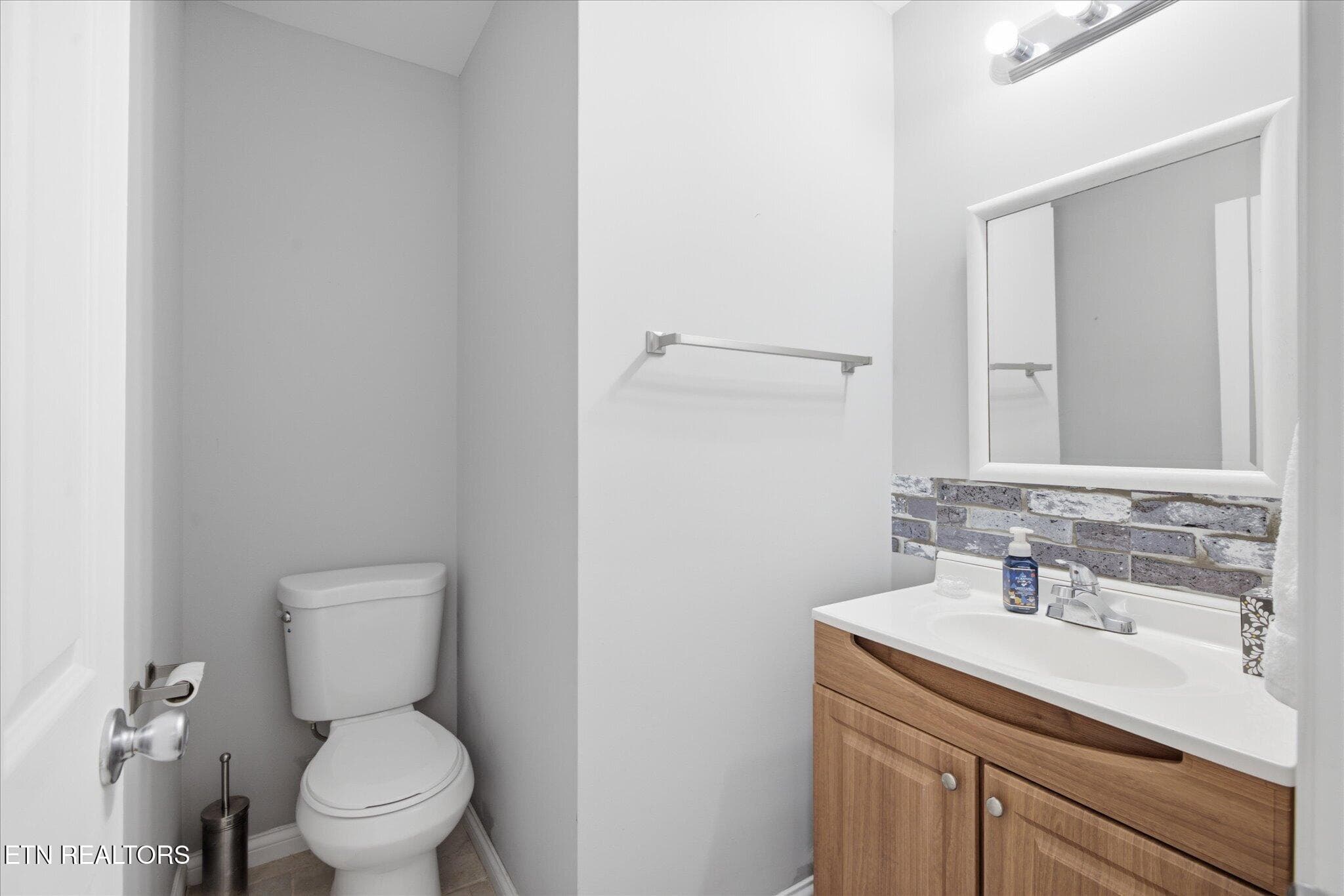 lower level 1/2 BA - 2718 Chukar Rd, Knoxville, TN 37923