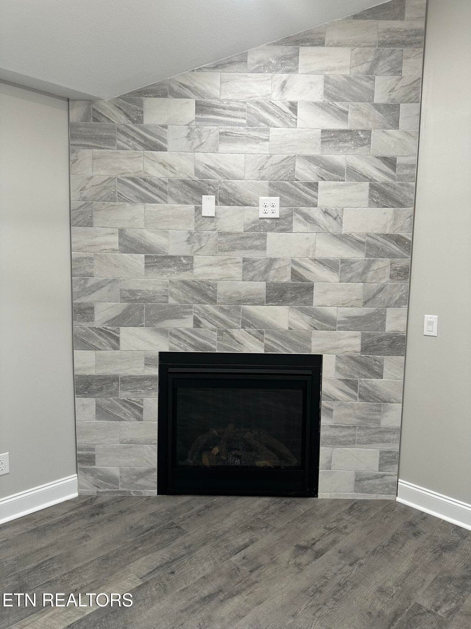 H4 FIREPLACE 33123 - 323 Shadows Lawn Drive, Athens, TN 37303