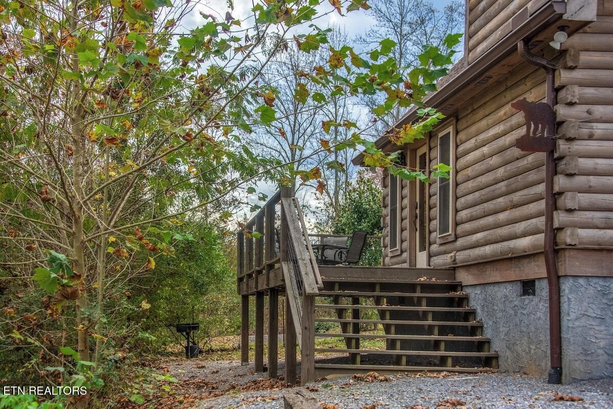 Large deck area, easy access to cabin - 820 Crest View Drive, Gatlinburg, TN 37738, Gatlinburg