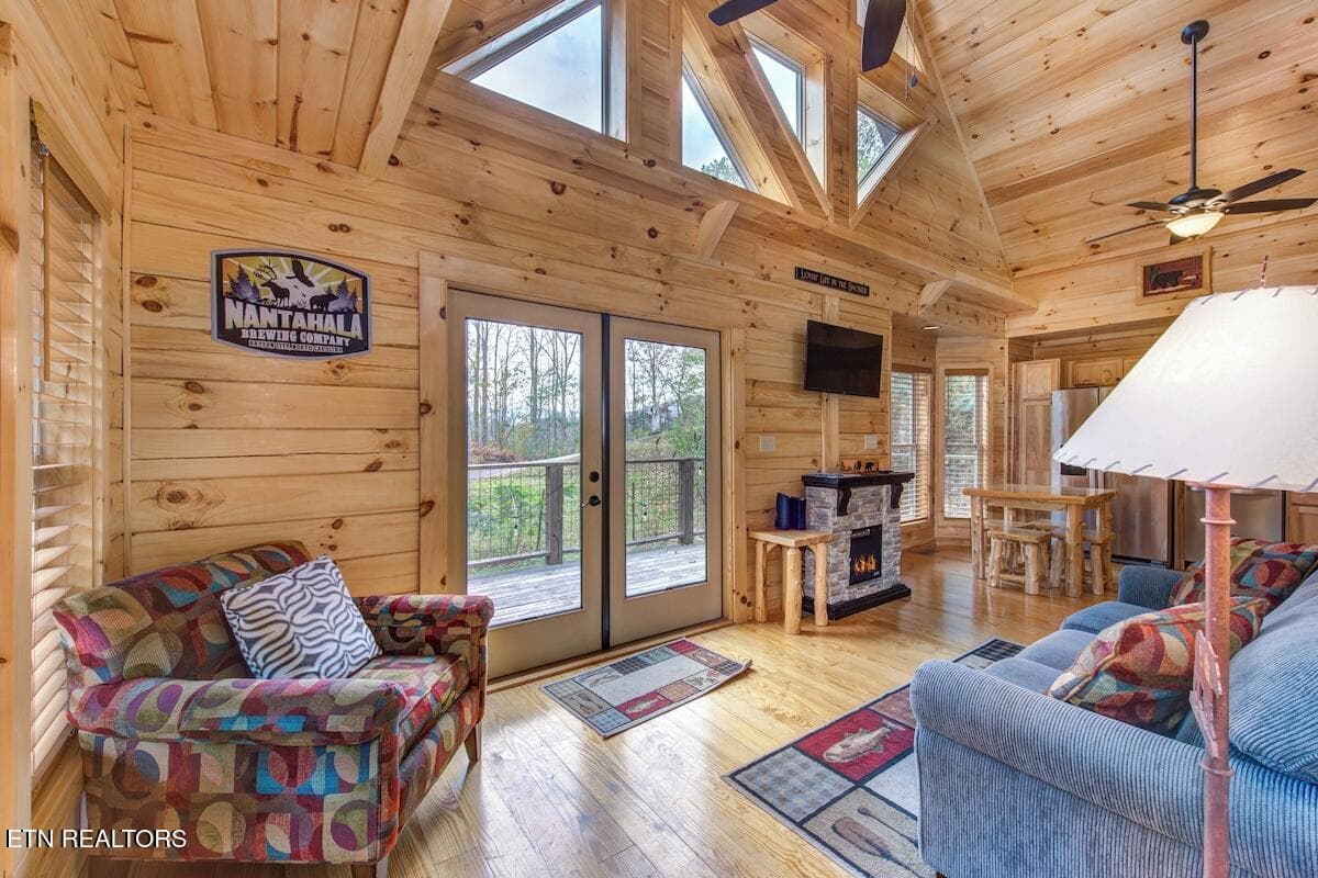 Modern and comfortable furnishings - 820 Crest View Drive, Gatlinburg, TN 37738, Gatlinburg