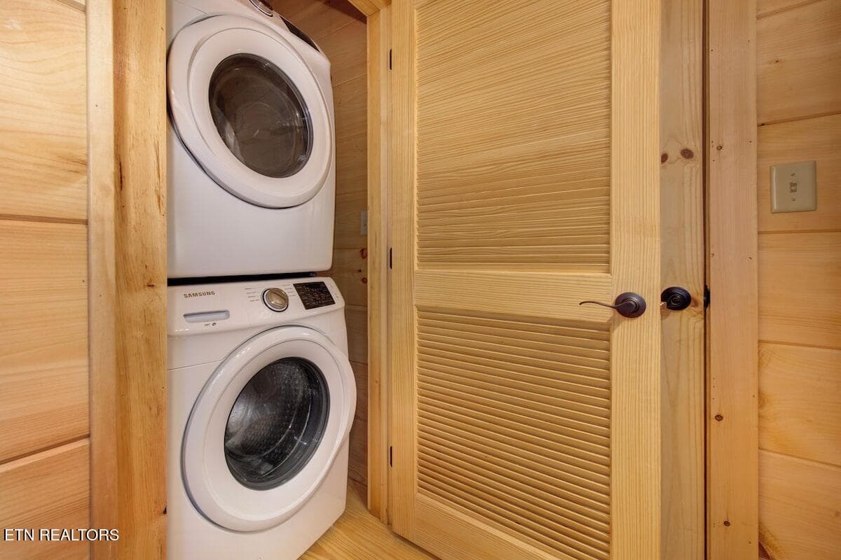 Full size washer and dryer - 820 Crest View Drive, Gatlinburg, TN 37738, Gatlinburg