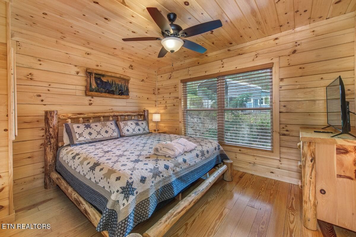 King bedroom on main level - 820 Crest View Drive, Gatlinburg, TN 37738, Gatlinburg
