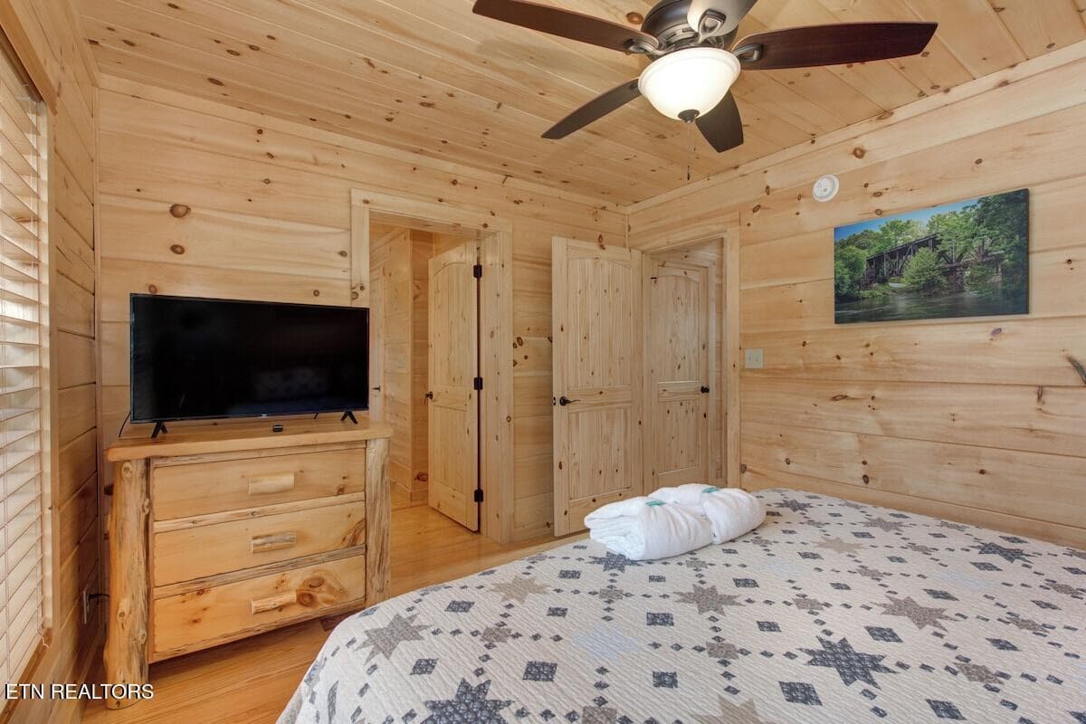 King Bedroom with flat screen TV - 820 Crest View Drive, Gatlinburg, TN 37738, Gatlinburg