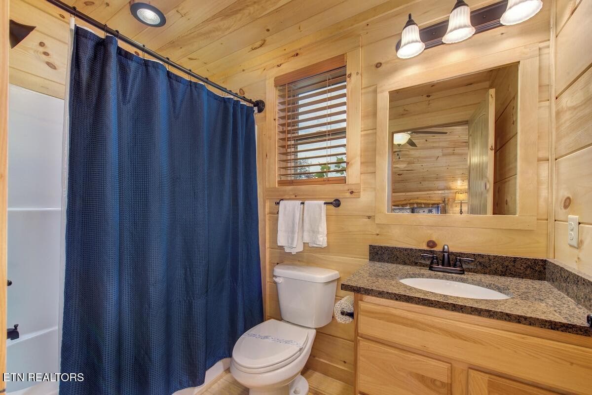 Main level full bath - 820 Crest View Drive, Gatlinburg, TN 37738, Gatlinburg