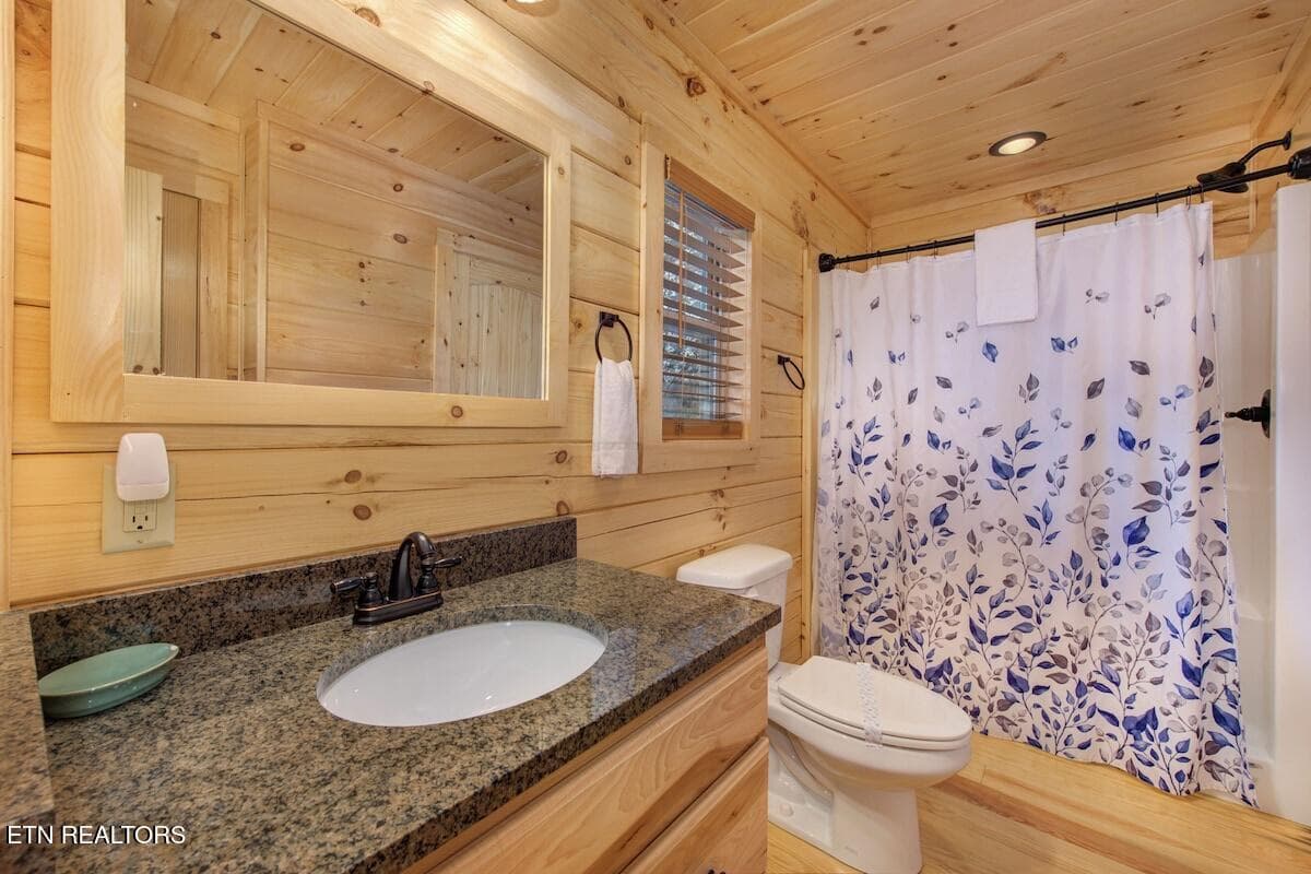 Upper level full bath - 820 Crest View Drive, Gatlinburg, TN 37738, Gatlinburg