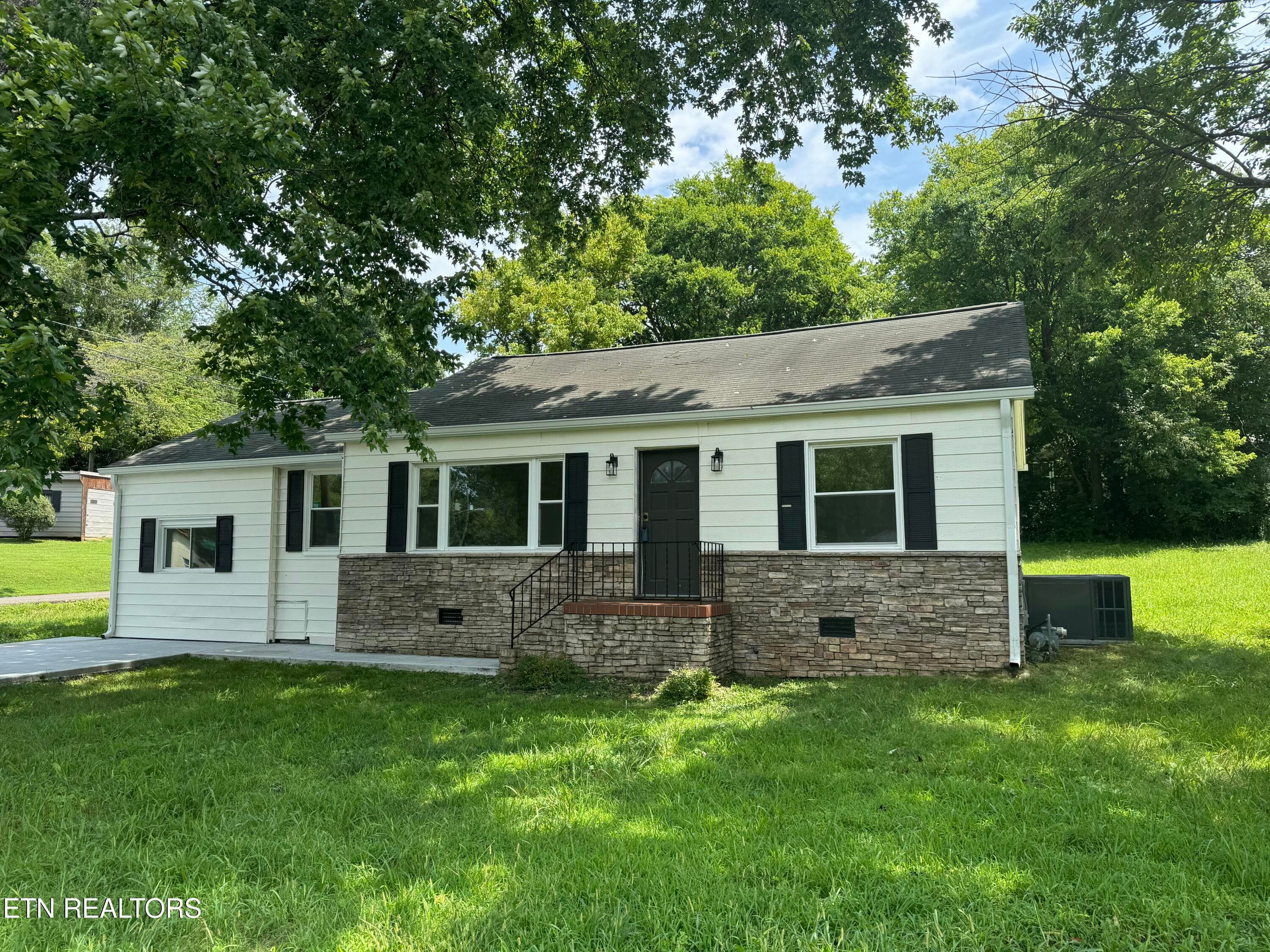 Bradshaw Garden House - 2204 Bradshaw Garden Rd, Knoxville, TN 37912, Knoxville
