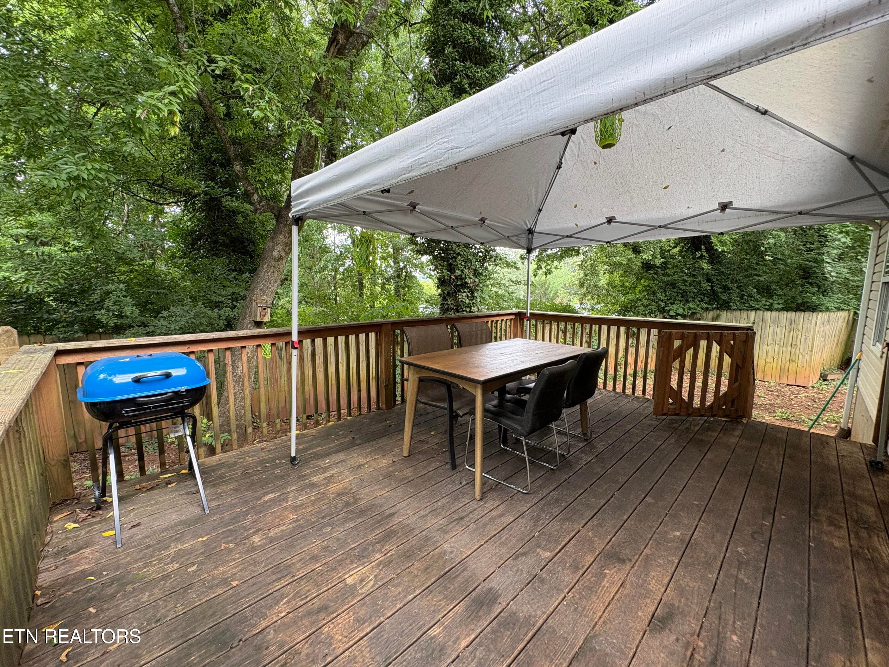 Deck - 2519 SE Seaton Ave, Knoxville, TN 37920, Knoxville