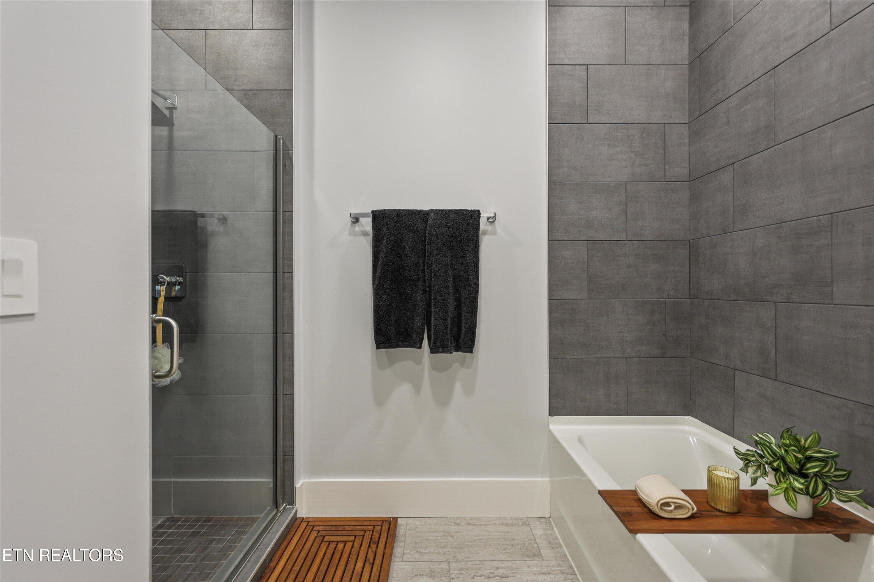 Tiled Tub and Shower - 333 W Depot Ave 602, Knoxville, TN 37917, Knoxville