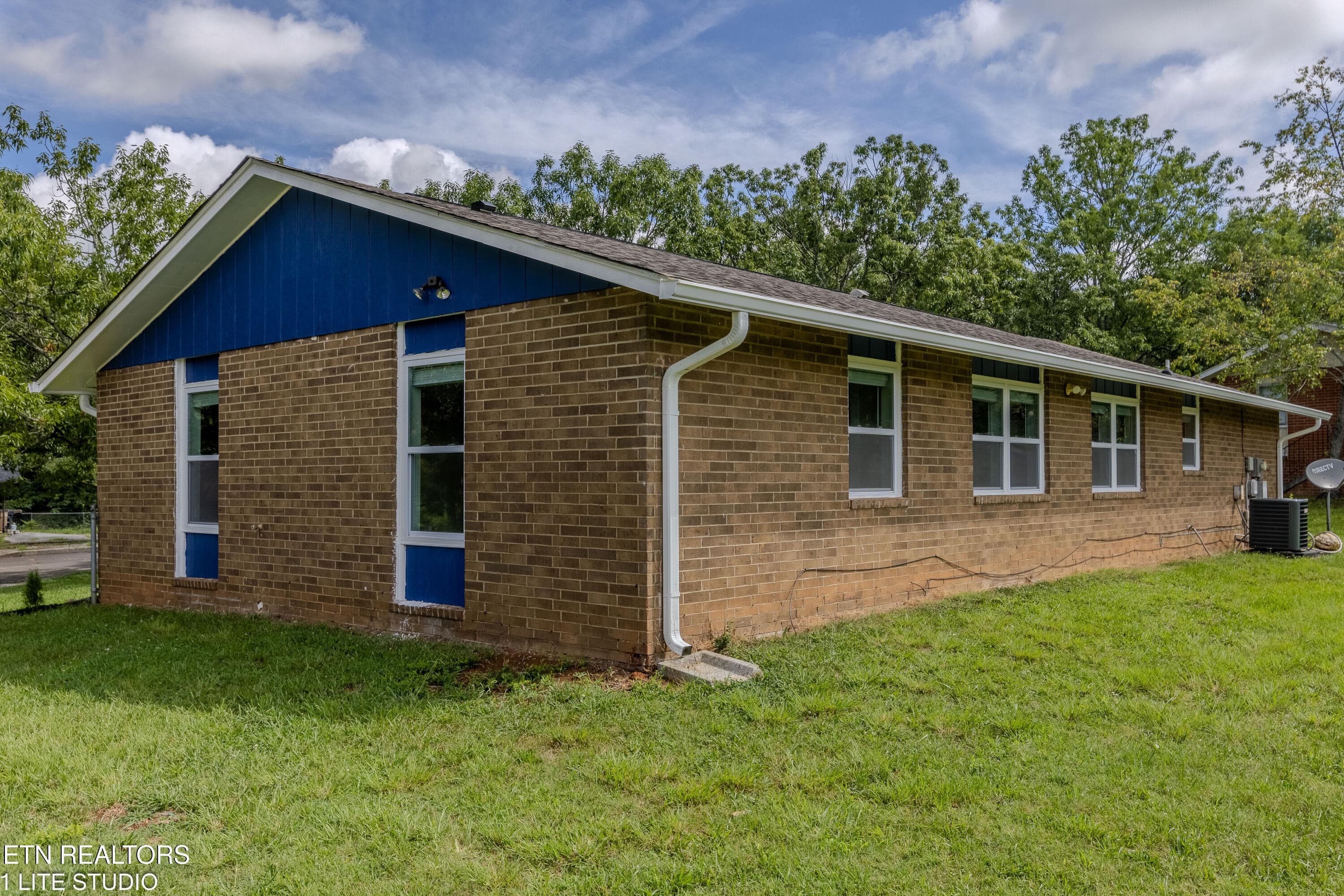 Exterior Side View - 1658 Laurans Ave, Knoxville, TN 37915, Knoxville