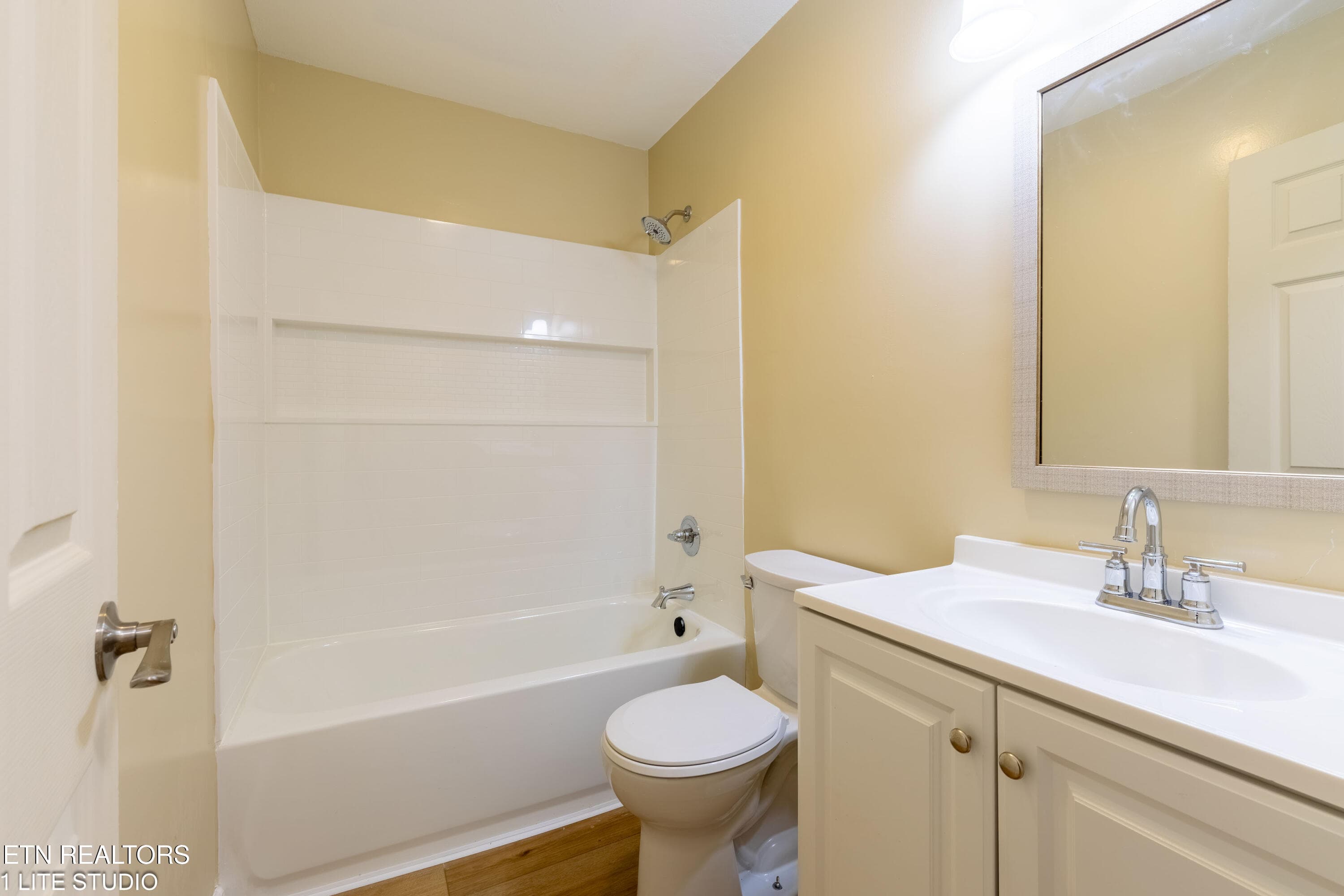 Hallway Bathroom - 1658 Laurans Ave, Knoxville, TN 37915, Knoxville