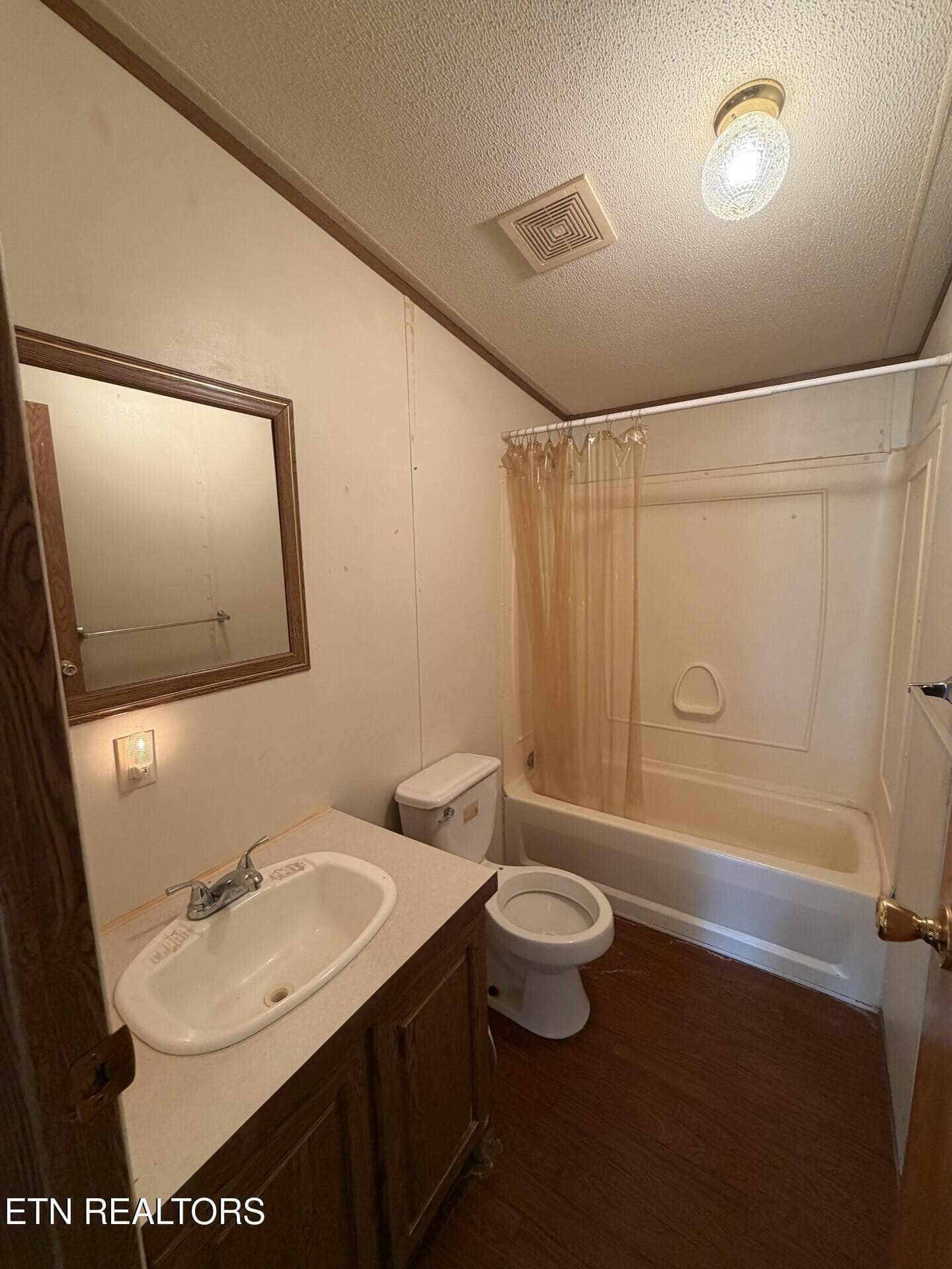 11033 Hwy 68 guest bath - 11033 Highway 68, Grandview, TN 37337