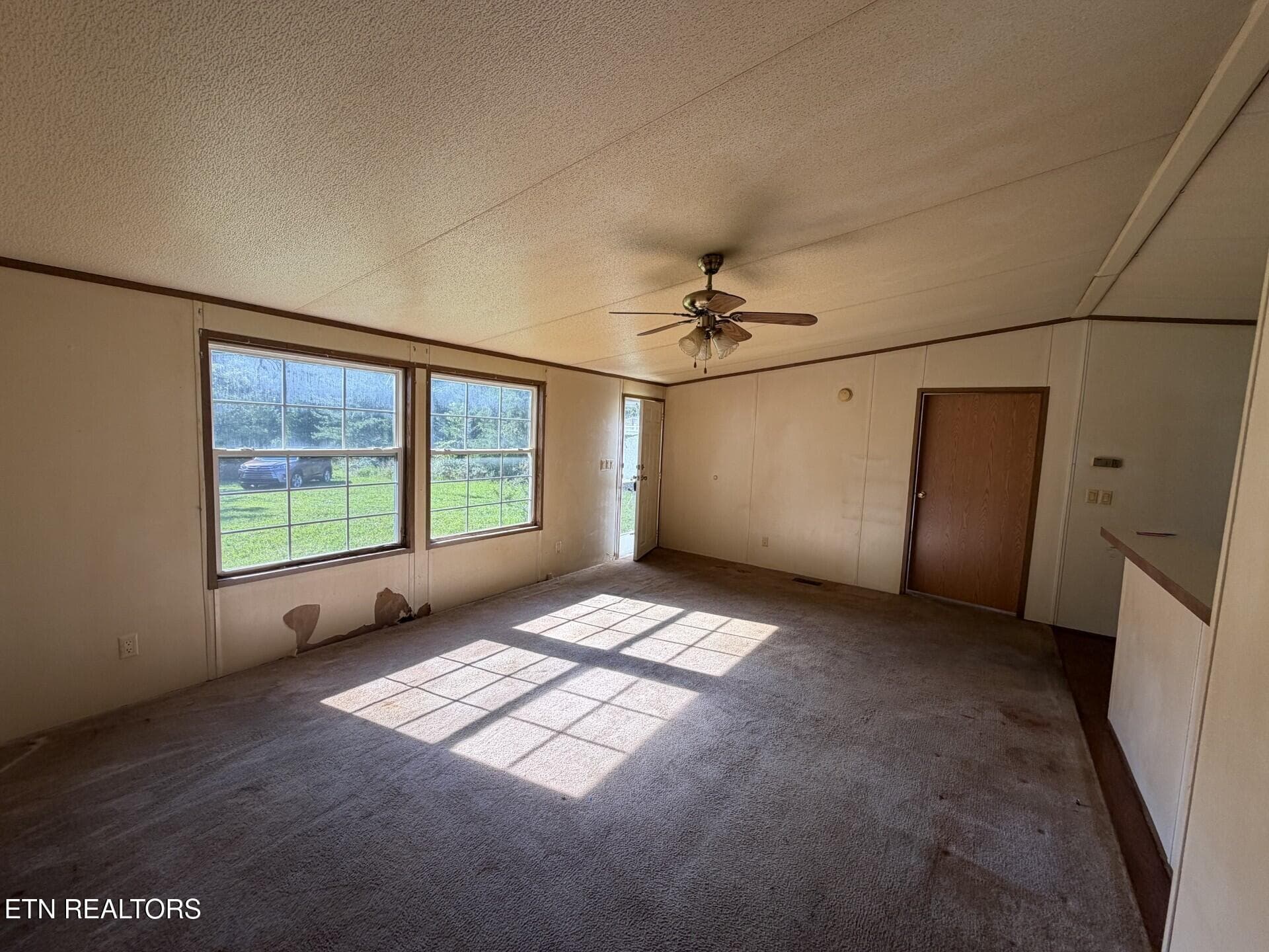 11033 Hwy 68 living room1 - 11033 Highway 68, Grandview, TN 37337