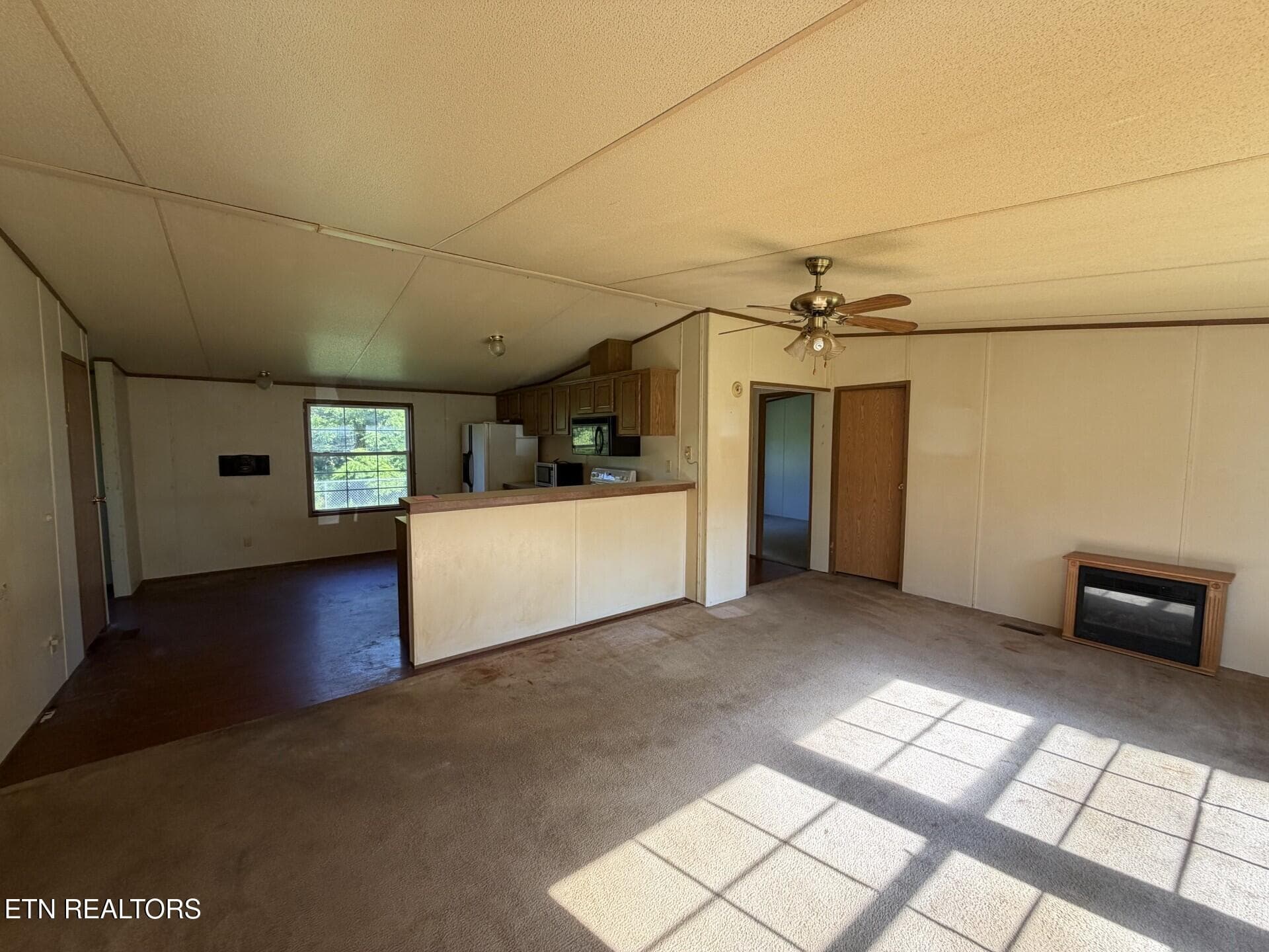 11033 Hwy 68 living room2 - 11033 Highway 68, Grandview, TN 37337