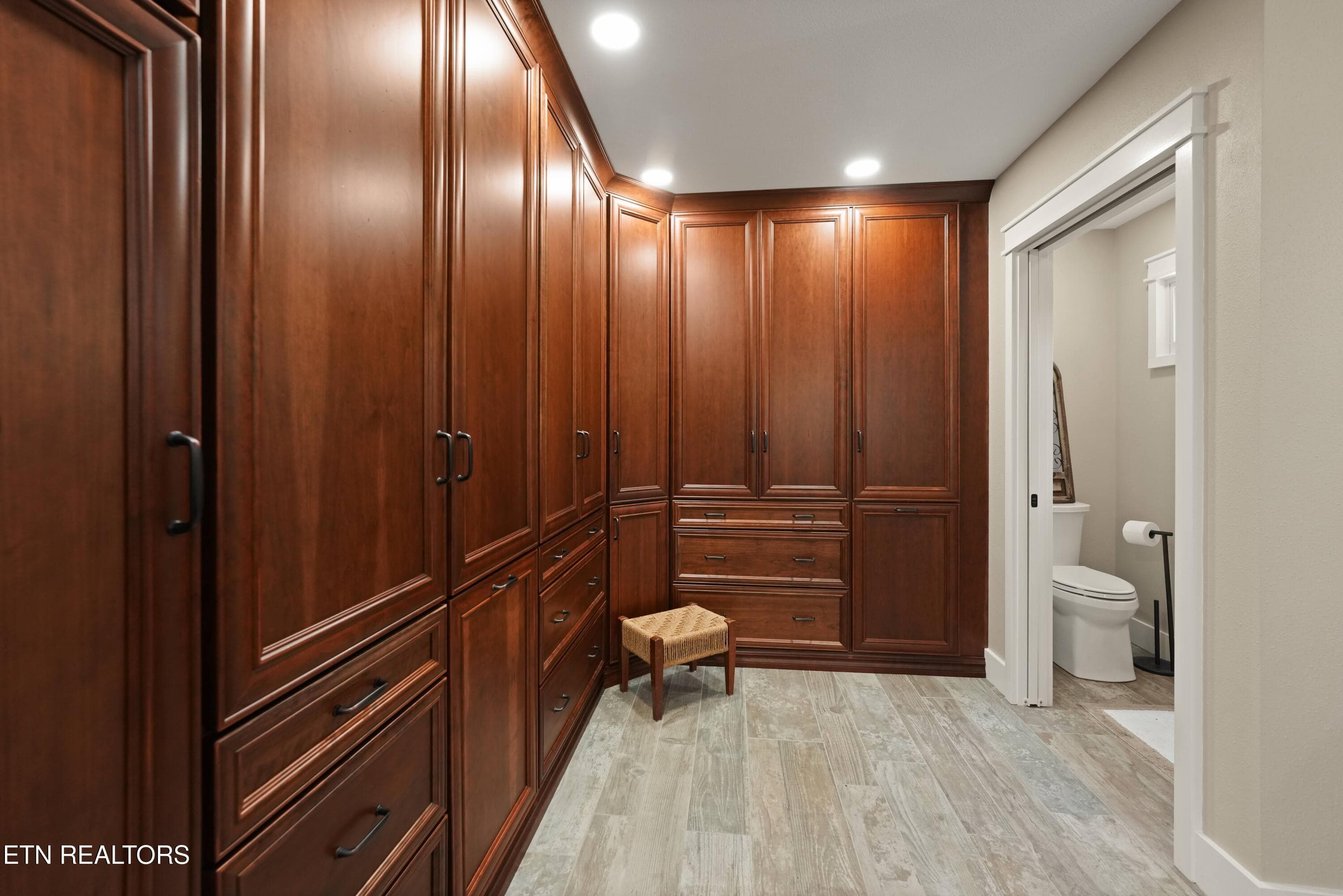 Custom Closet Cabinetry - 16 Milnor Circle, Crossville, TN 38558, Crossville