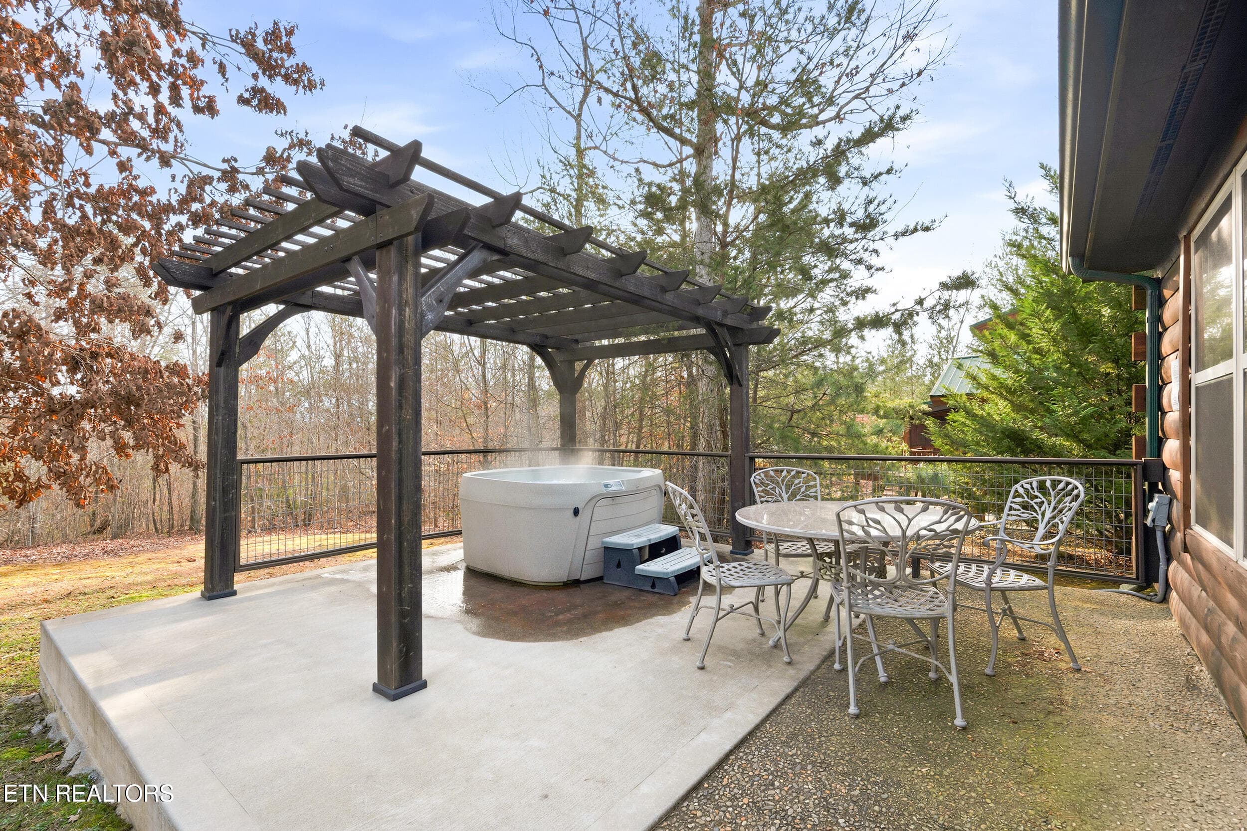 Pergula & Hot tub - 2756 Murray Ridge Rd, Sevierville, TN 37876