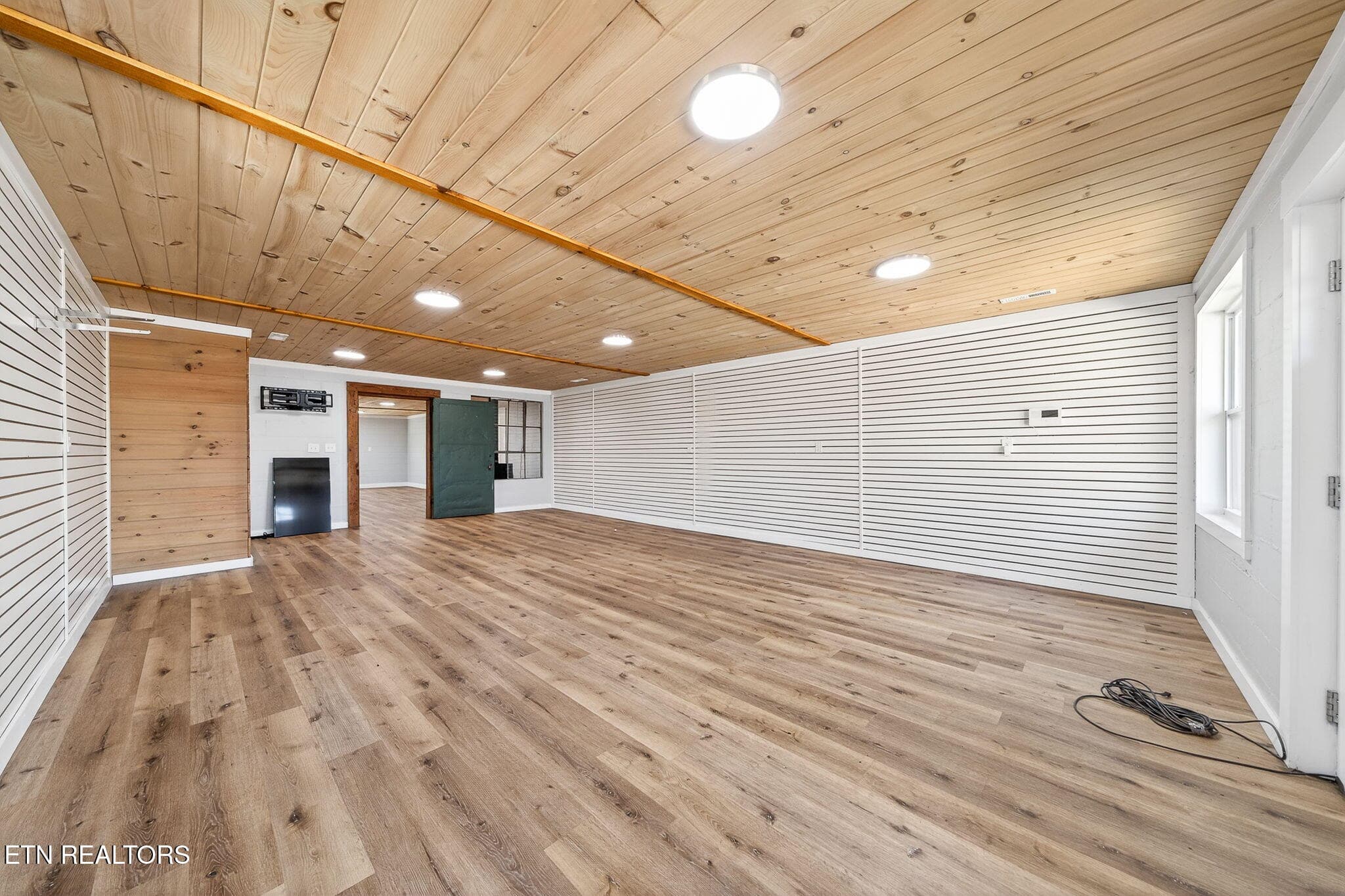 Living Room/Dining - 2490 Chestnut Hill Rd, Crossville, TN 38571