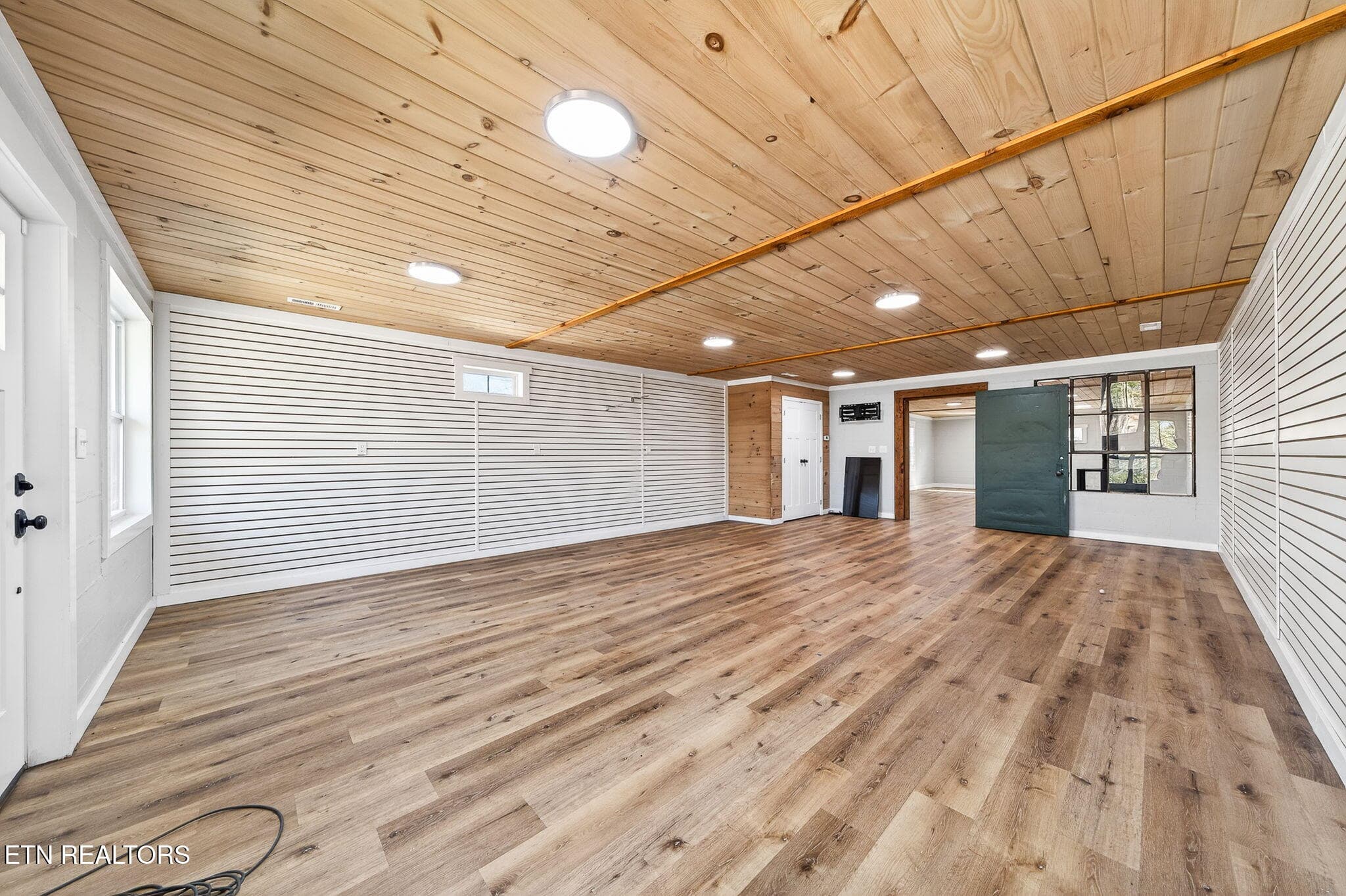 Living Room - 2490 Chestnut Hill Rd, Crossville, TN 38571