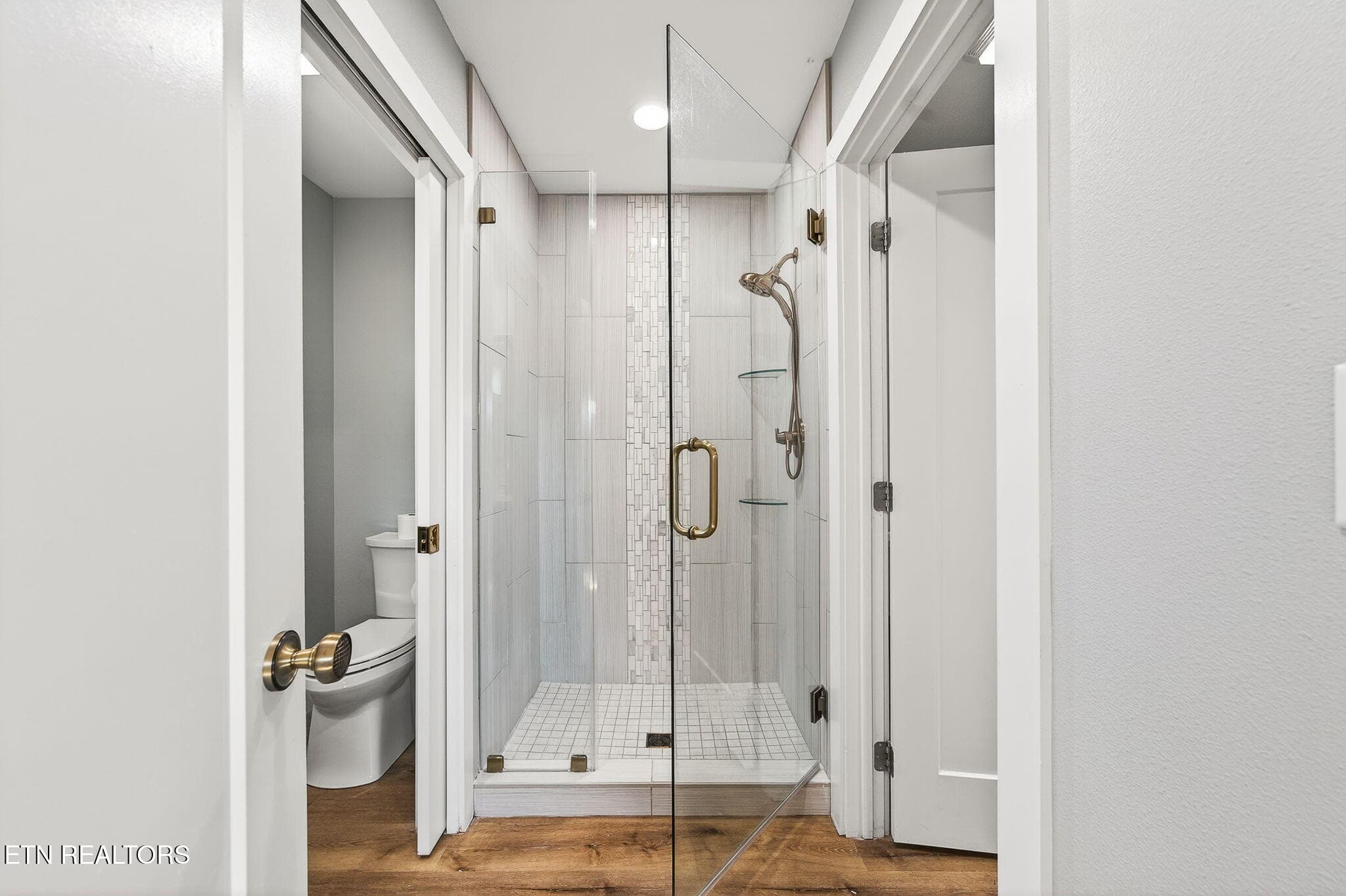 Walk-In Shower - 2490 Chestnut Hill Rd, Crossville, TN 38571
