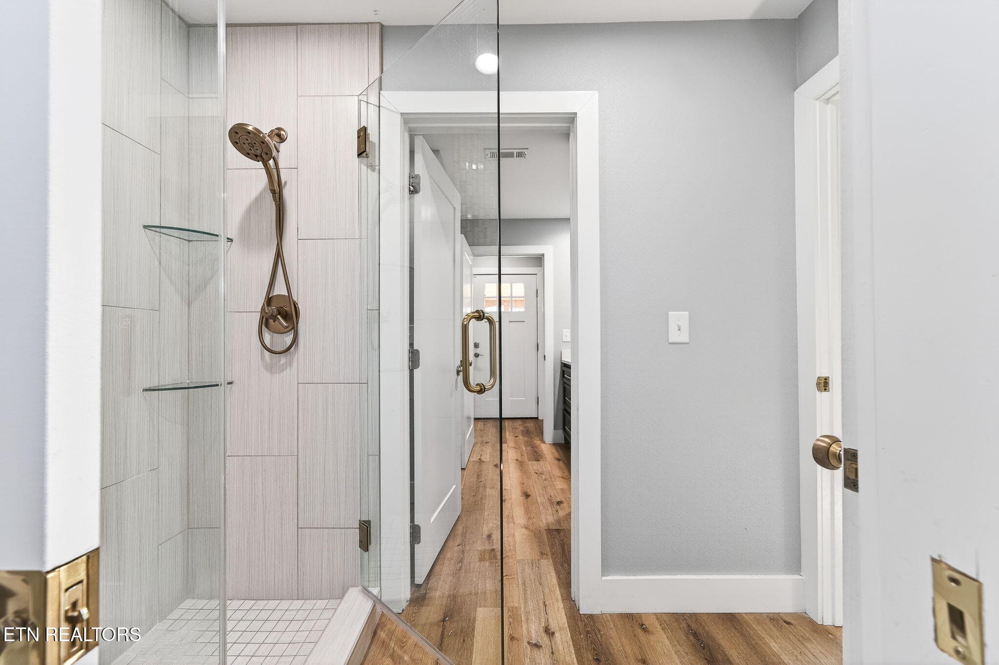 Walk-In Shower - 2490 Chestnut Hill Rd, Crossville, TN 38571