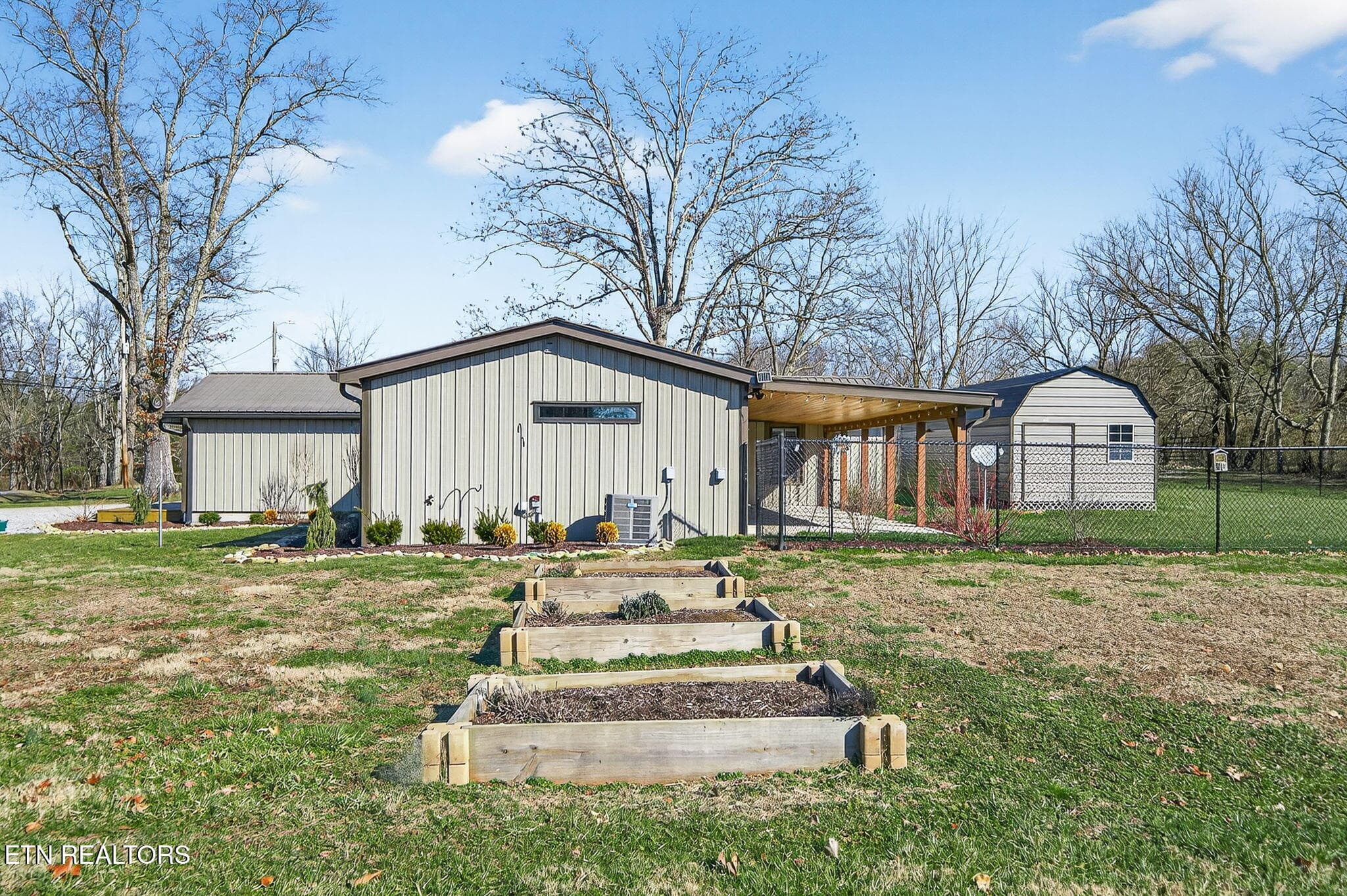 Raised Beds/Fenced Yard - 2490 Chestnut Hill Rd, Crossville, TN 38571