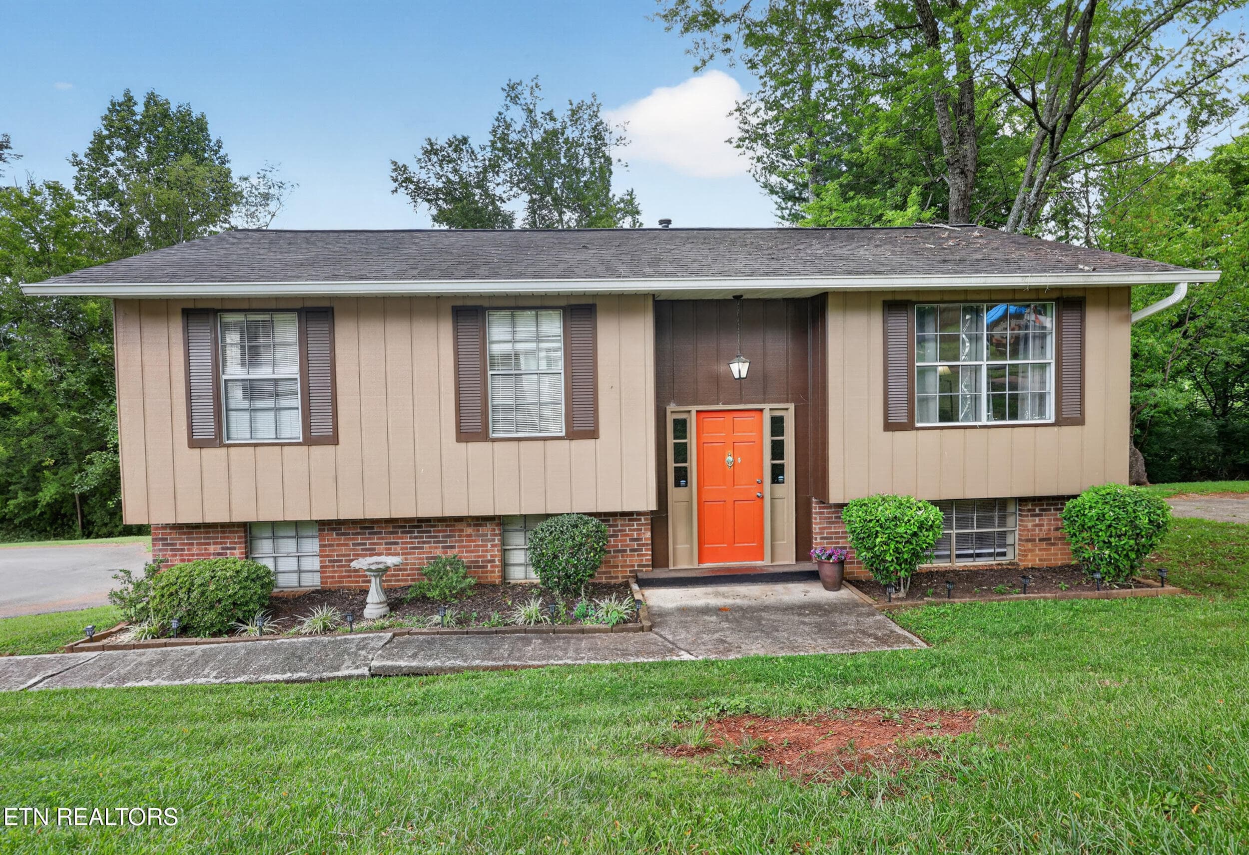 2220 Highland Rd, Maryville, TN 37801