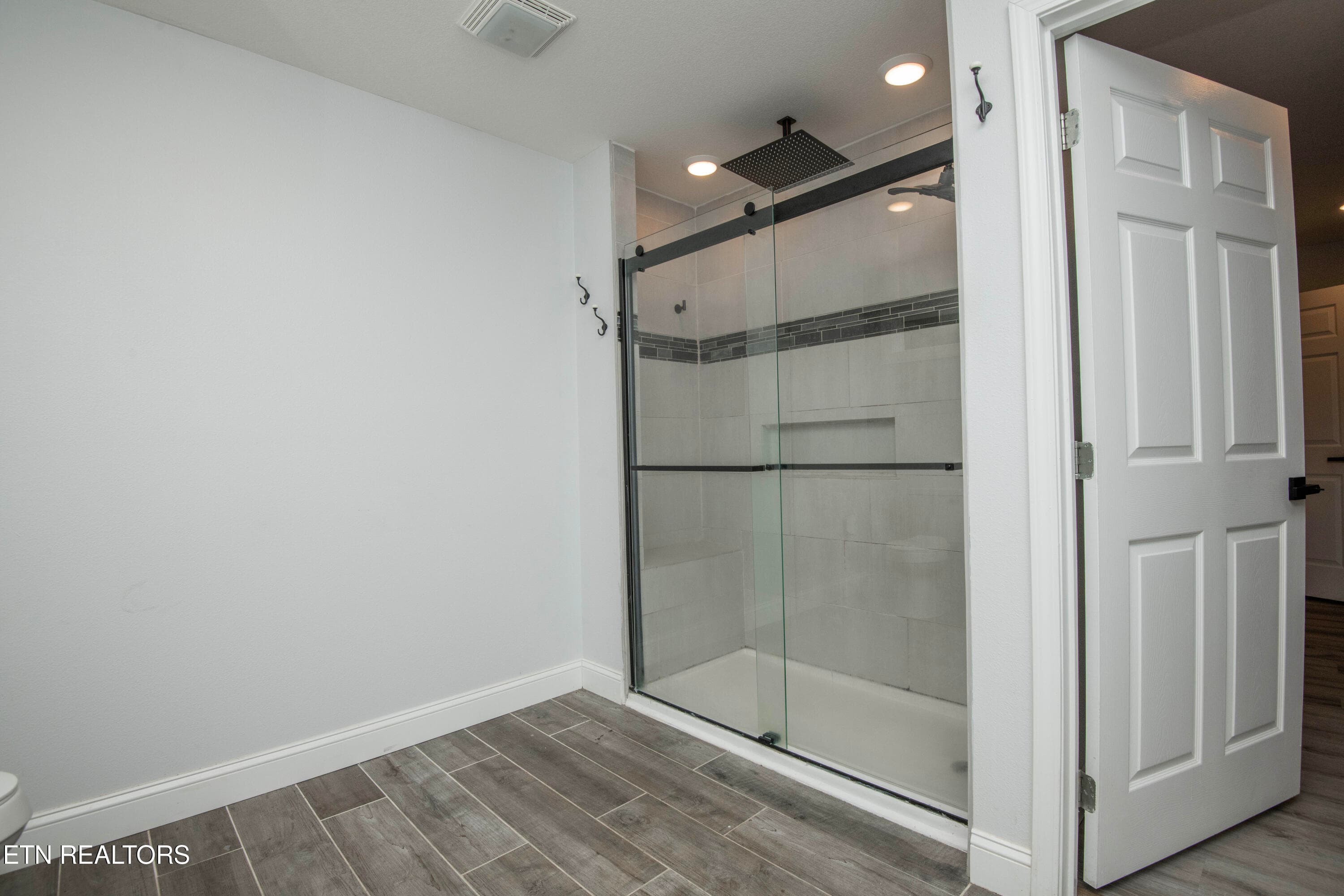 master bath 1 - 359 Youngs Ford Rd, Jamestown, TN 38556