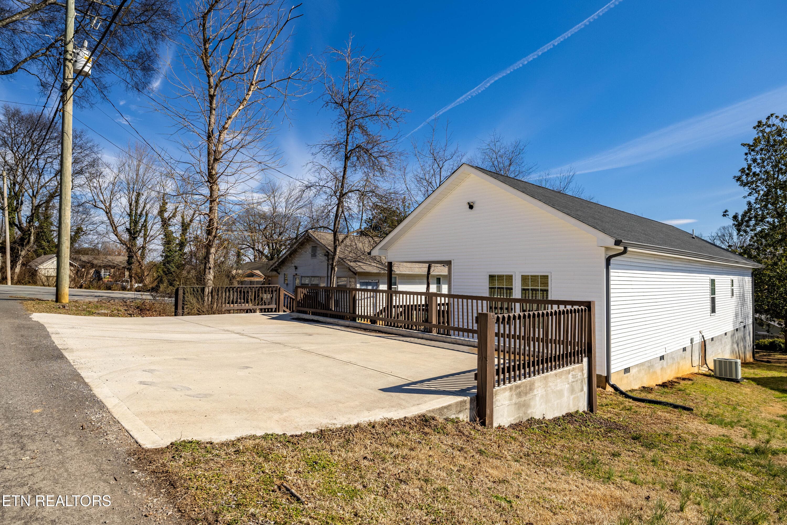 619MidlakeDrNE-38 - 619 NE Midlake Drive, Knoxville, TN 37918, Knoxville