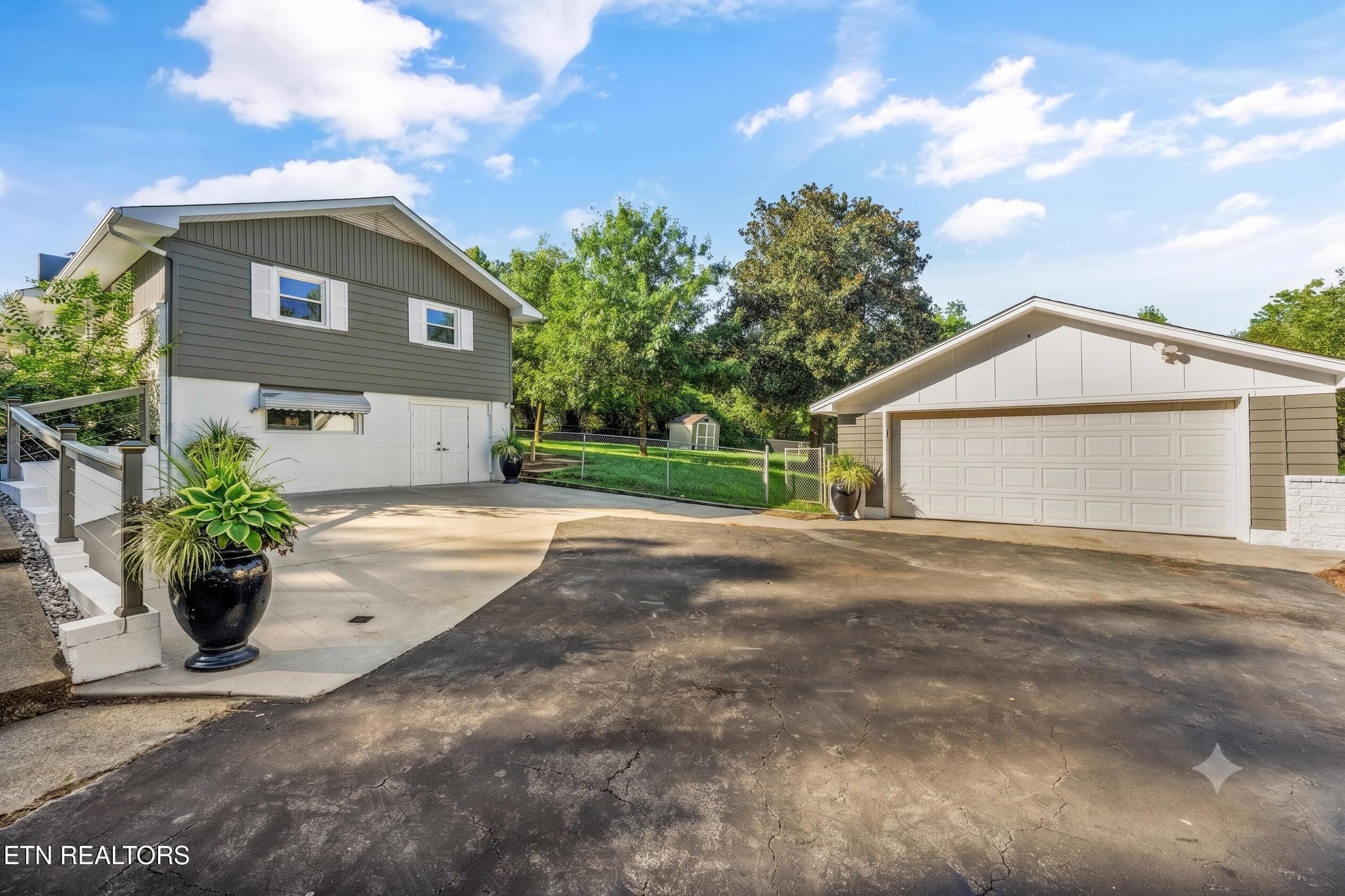 Virtually Staged Drive Way - 3415 Hackberry Rd, Knoxville, TN 37931
