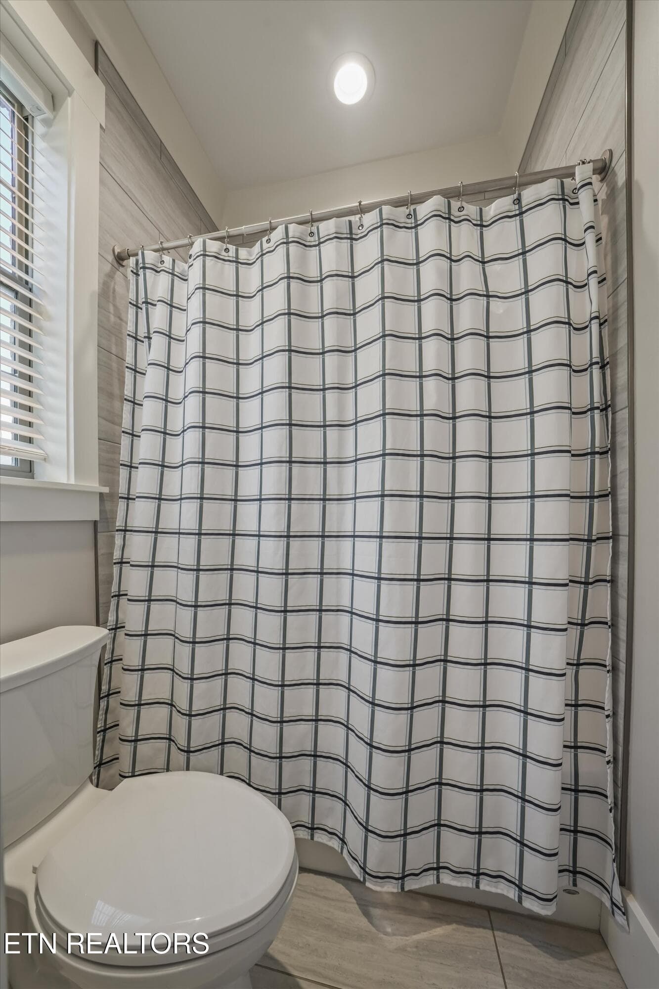 Jack-and-Jill Bathroom - 7703 Madgewood Lane, Knoxville, TN 37909, Knoxville