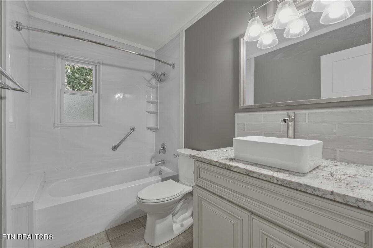 23-Full Bath - 3207 Hazelwood Rd, Knoxville, TN 37921