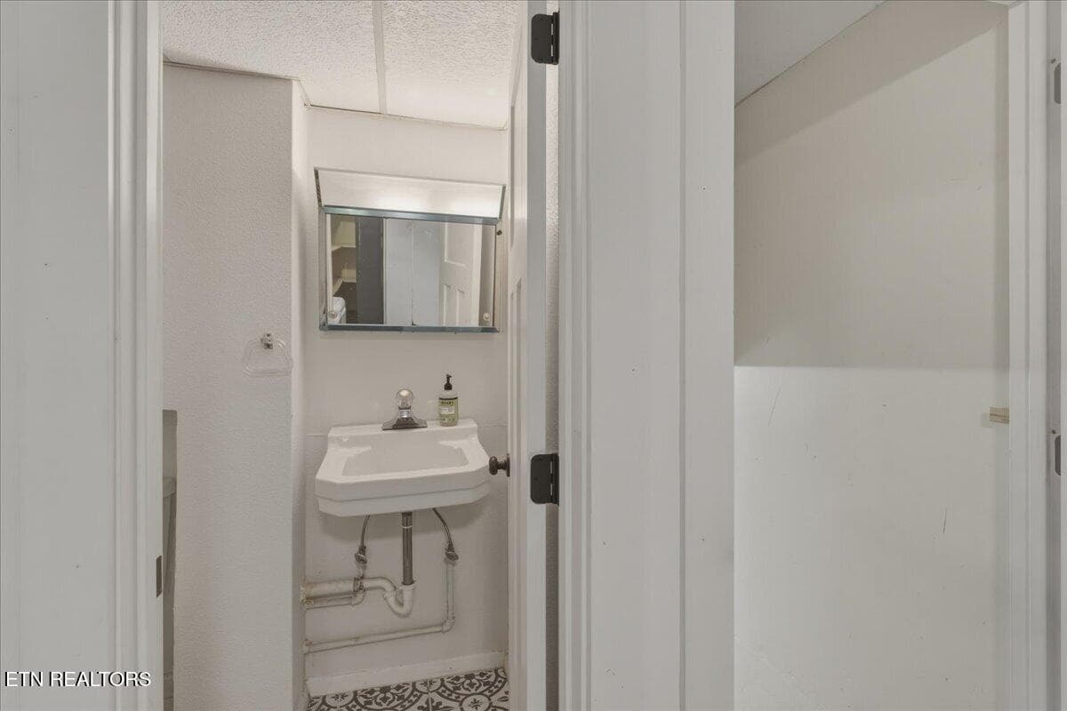 30-Half Bath - 3207 Hazelwood Rd, Knoxville, TN 37921