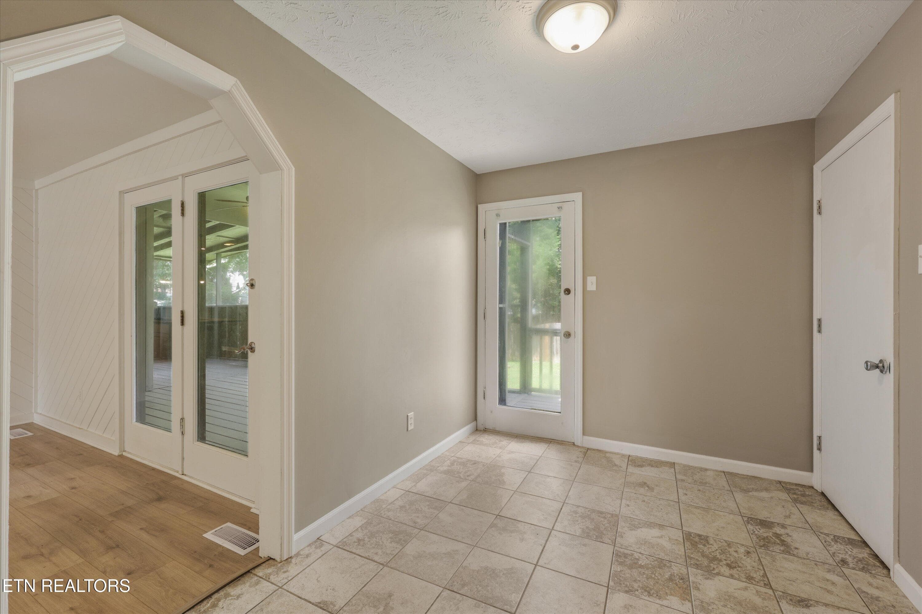 Mud Room - 604 Laurel Valley Rd, Knoxville, TN 37934, Knoxville