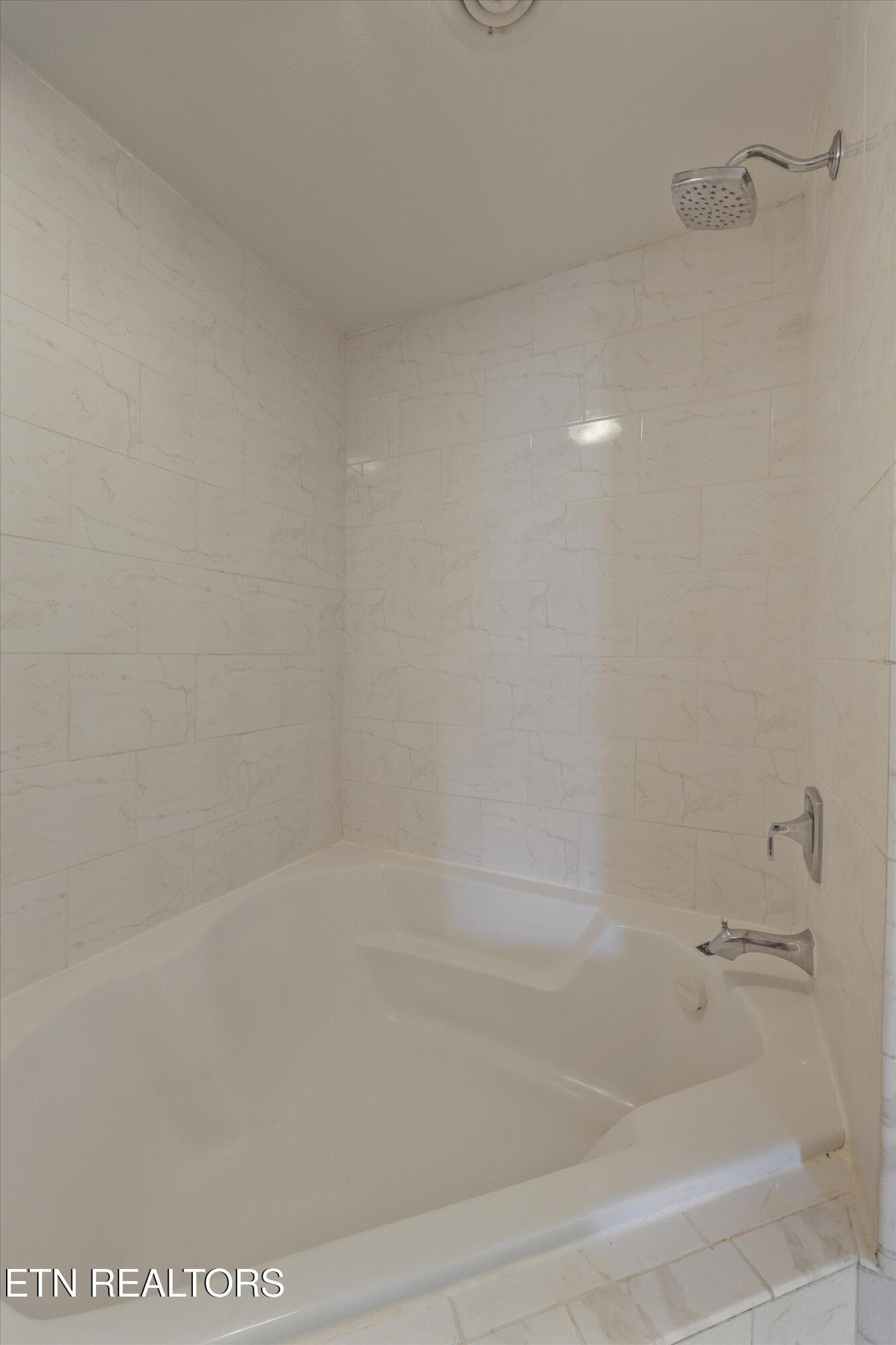 Primary Shower/Tub - 604 Laurel Valley Rd, Knoxville, TN 37934, Knoxville