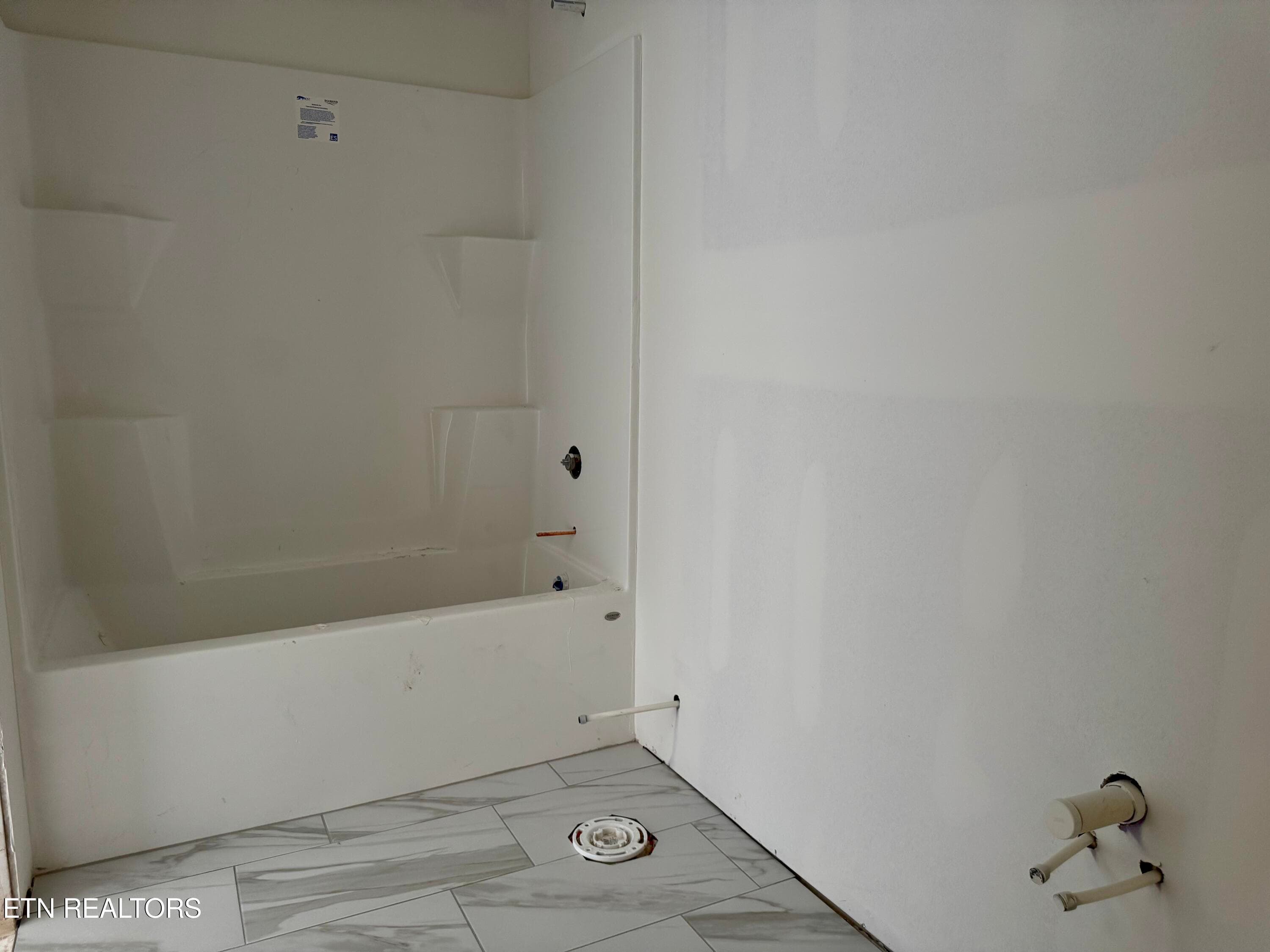 Hall Bathroom - 9938 Rio Bravo Lane, Knoxville, TN 37922, Knoxville