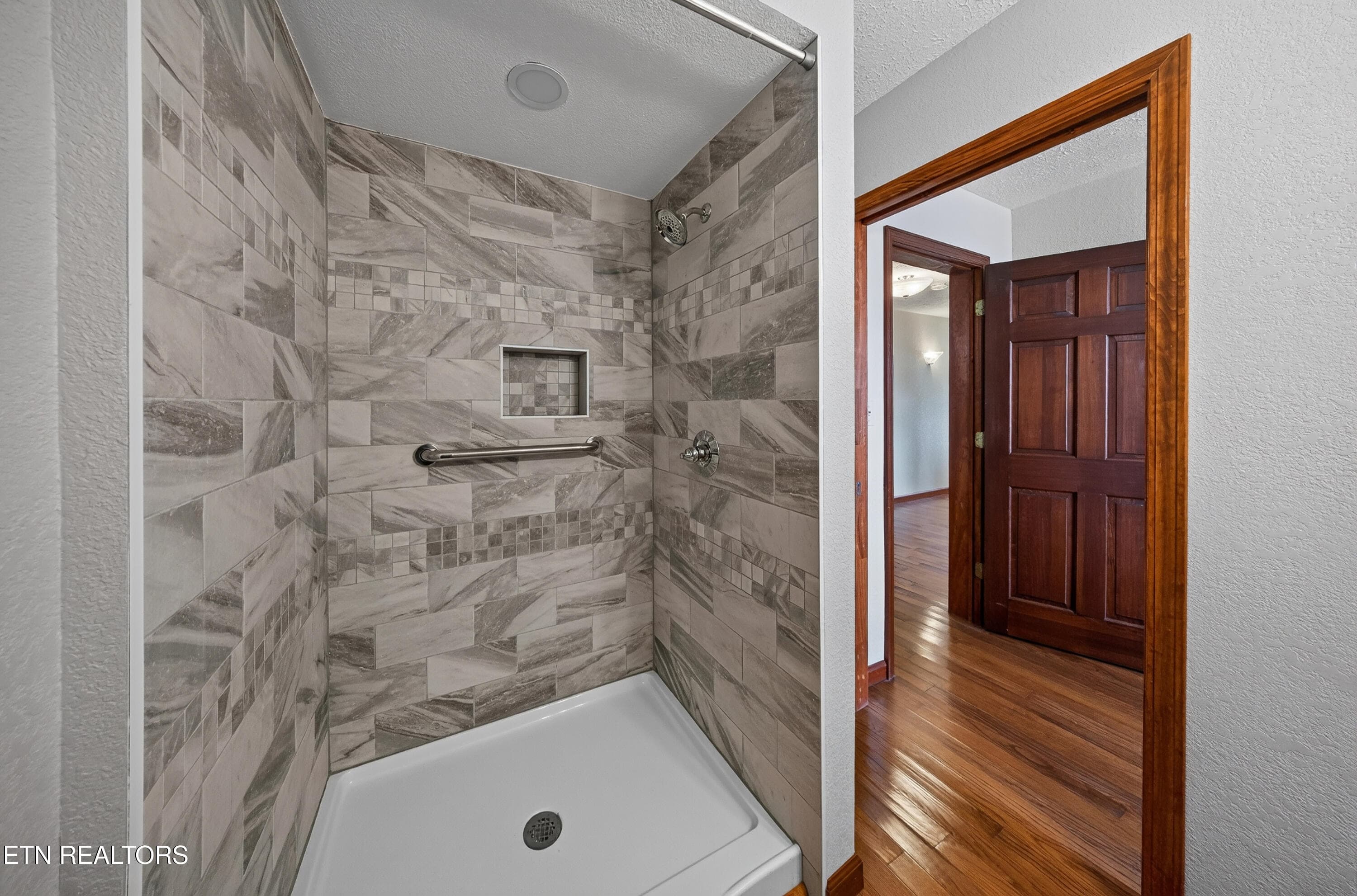 Walk-In Shower - 1023 Minnesota Ave, Knoxville, TN 37921, Knoxville