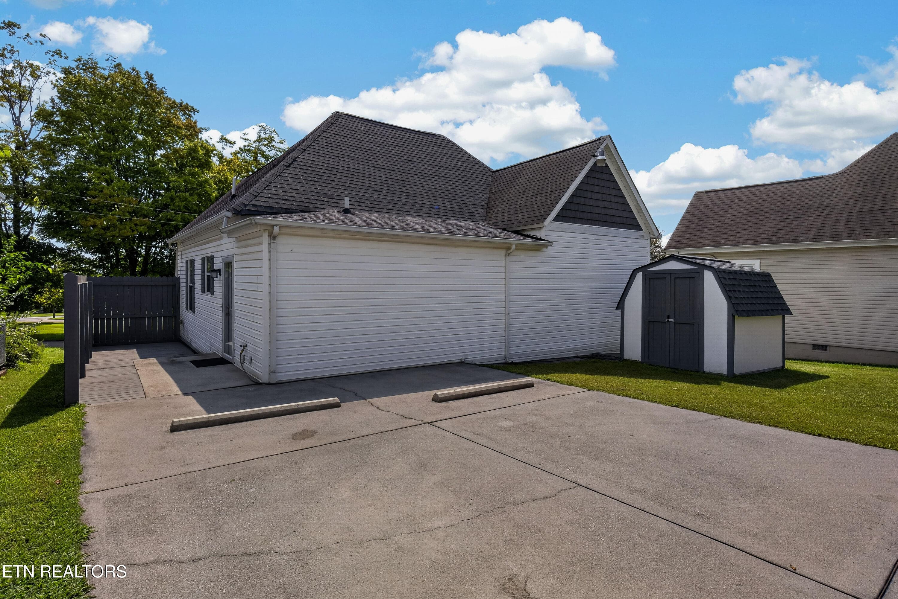 Lots of Parking - 1023 Minnesota Ave, Knoxville, TN 37921, Knoxville