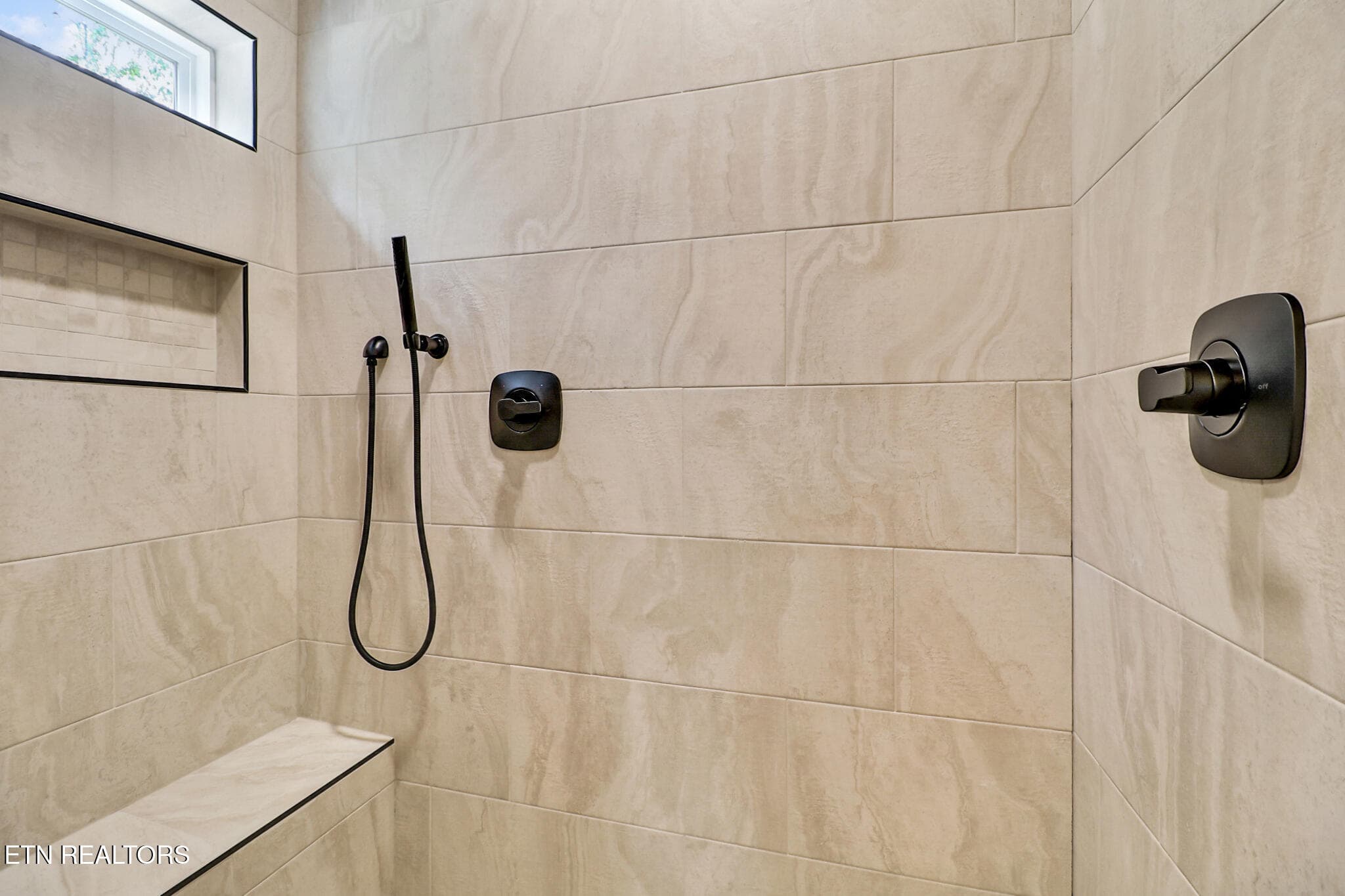 n44a4732-n44a4736 - 843 Dulog Tr, Jamestown, TN 38556