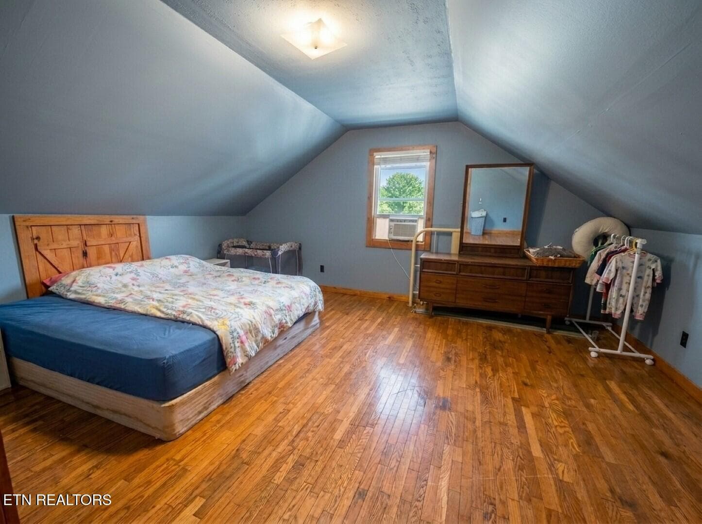 Guest bedroom 1 - 301 Joe Barnett Rd, Jamestown, TN 38556