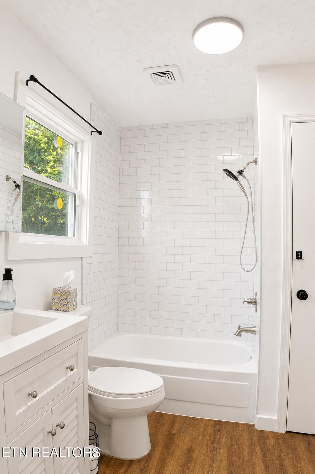 Bath - 2800 Lay Ave, Knoxville, TN 37914, Knoxville