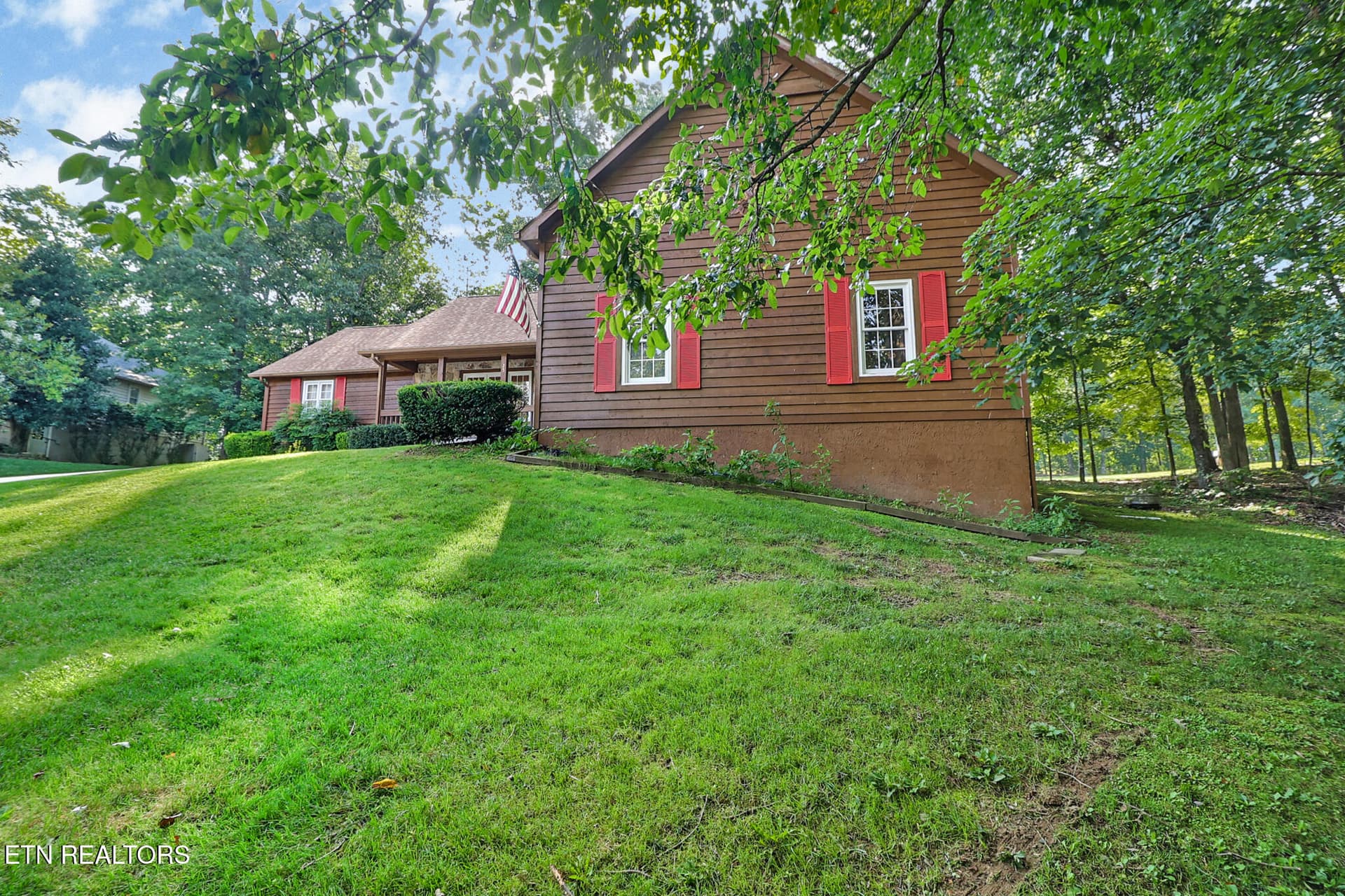 Side Entry Garage - 25 Amesbury Court, Crossville, TN 38558