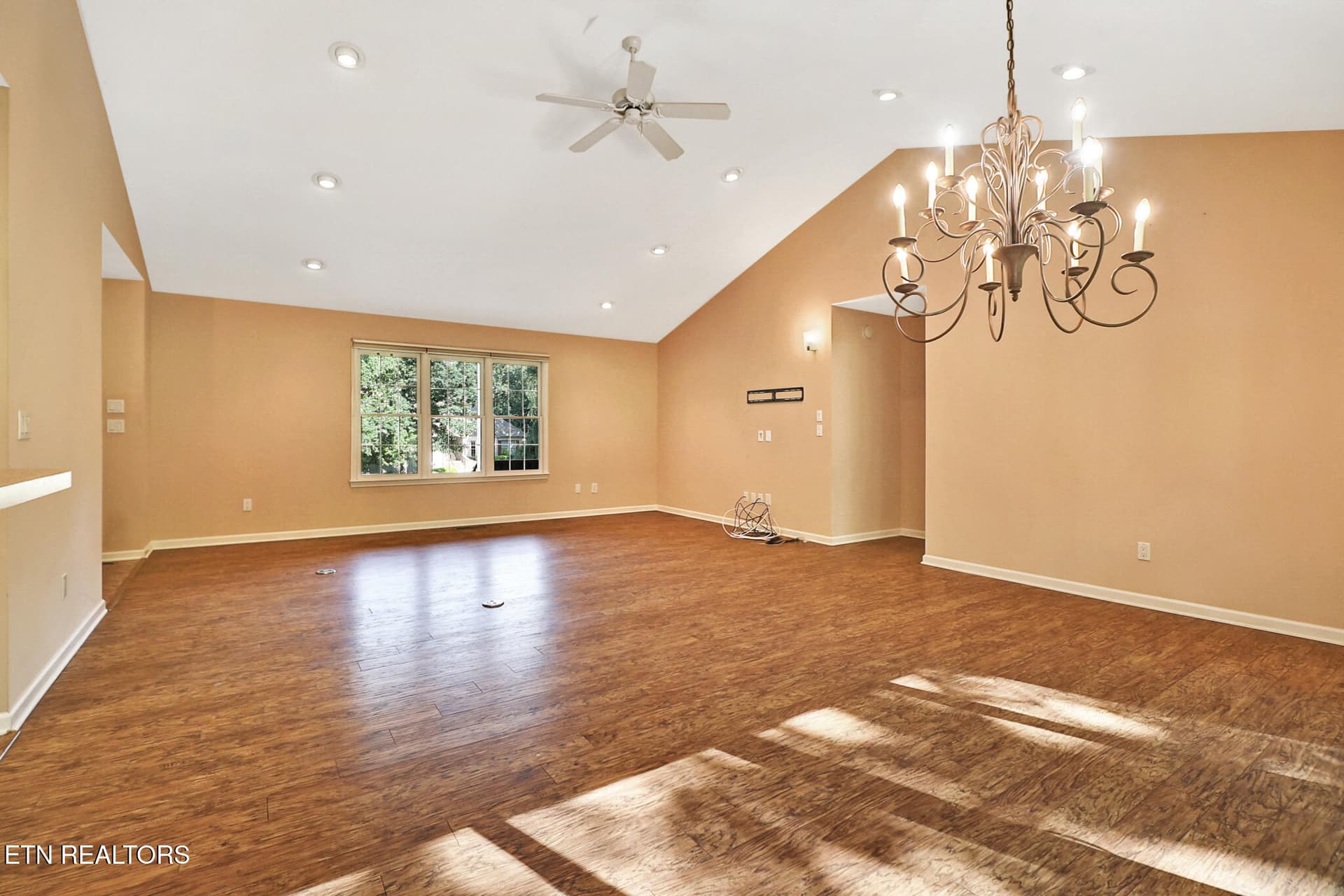 Cathedral Ceiling - 25 Amesbury Court, Crossville, TN 38558