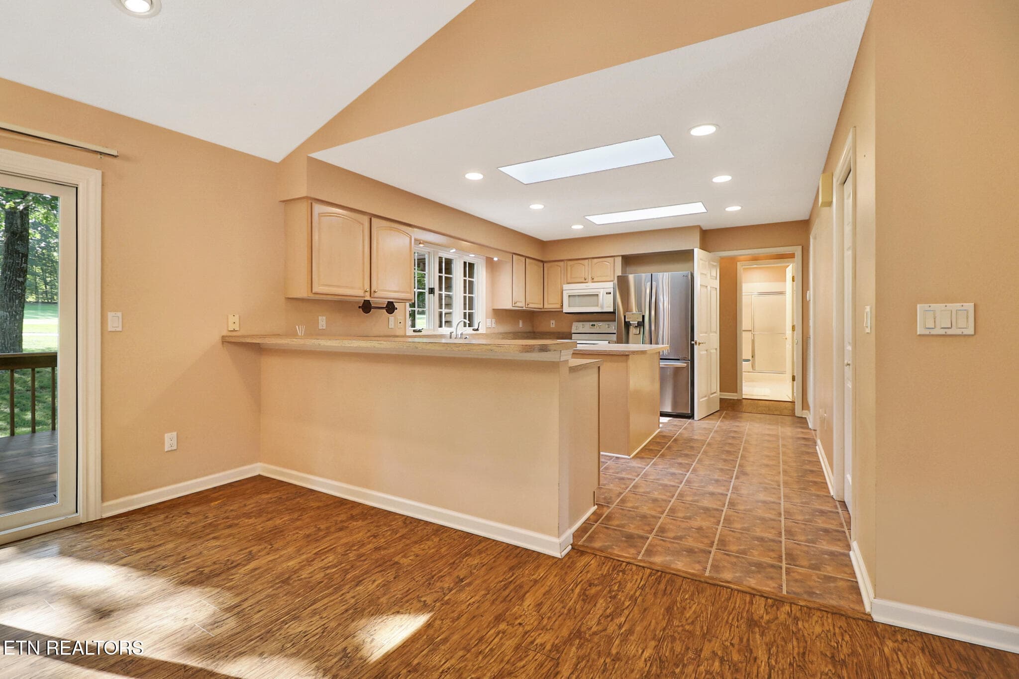 Kitchen features a Breakfast Bar - 25 Amesbury Court, Crossville, TN 38558, Crossville