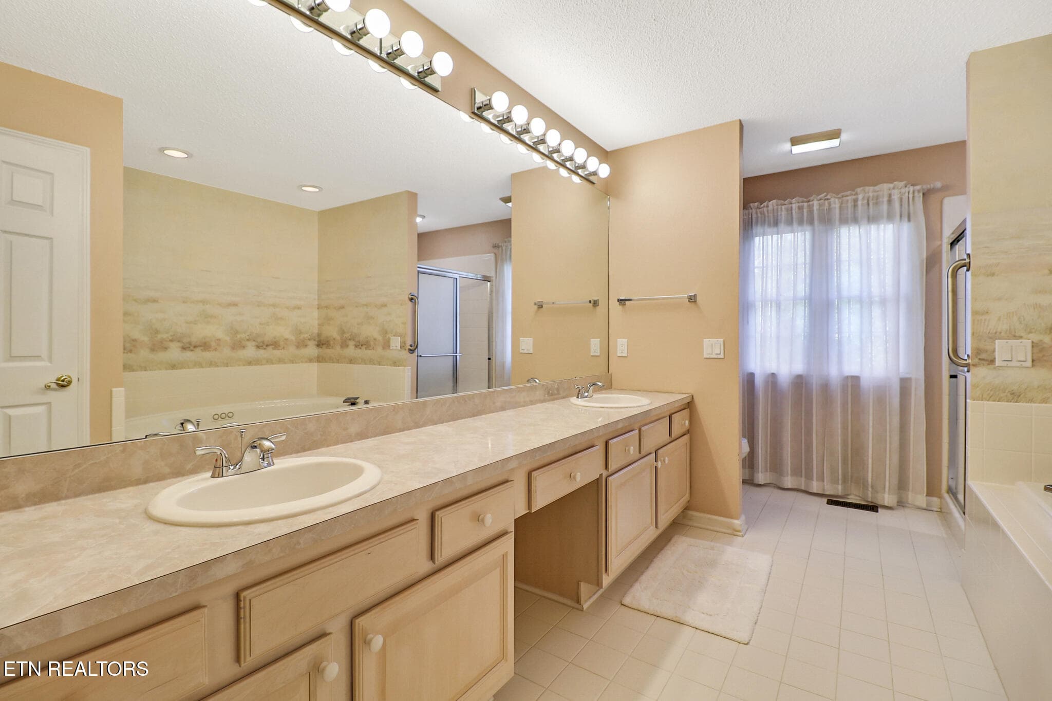 Master Bathroom - 25 Amesbury Court, Crossville, TN 38558, Crossville
