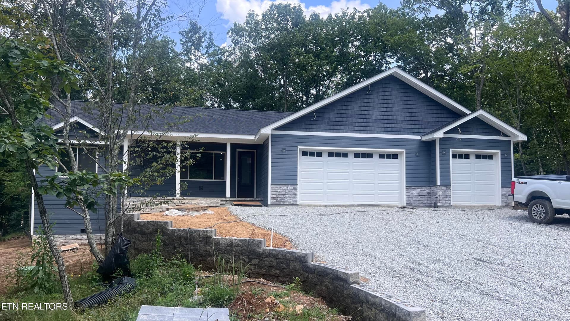 "Welcome Home" - 20 Rolling Green Court, Crossville, TN 38558