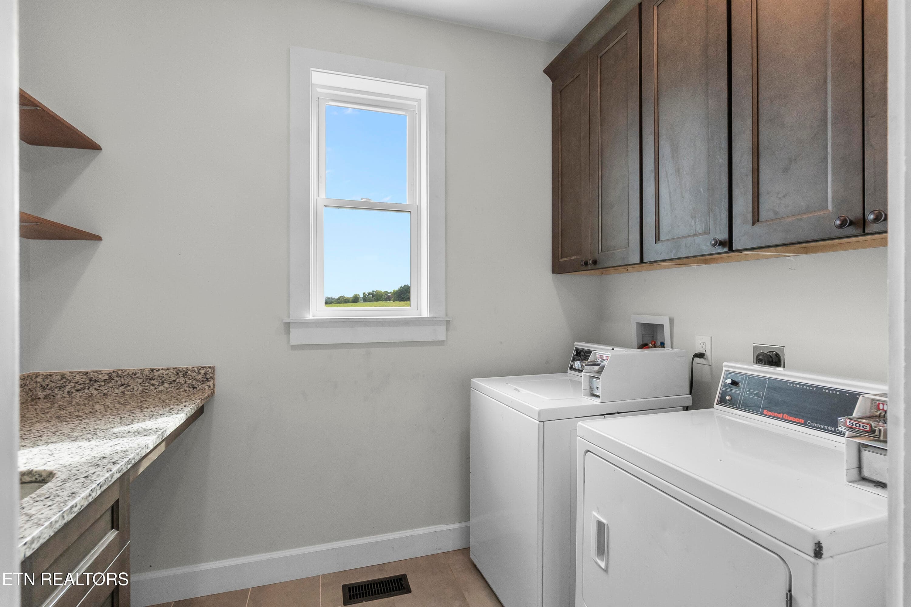 Laundry - 1121 Frogpond Rd, Friendsville, TN 37737
