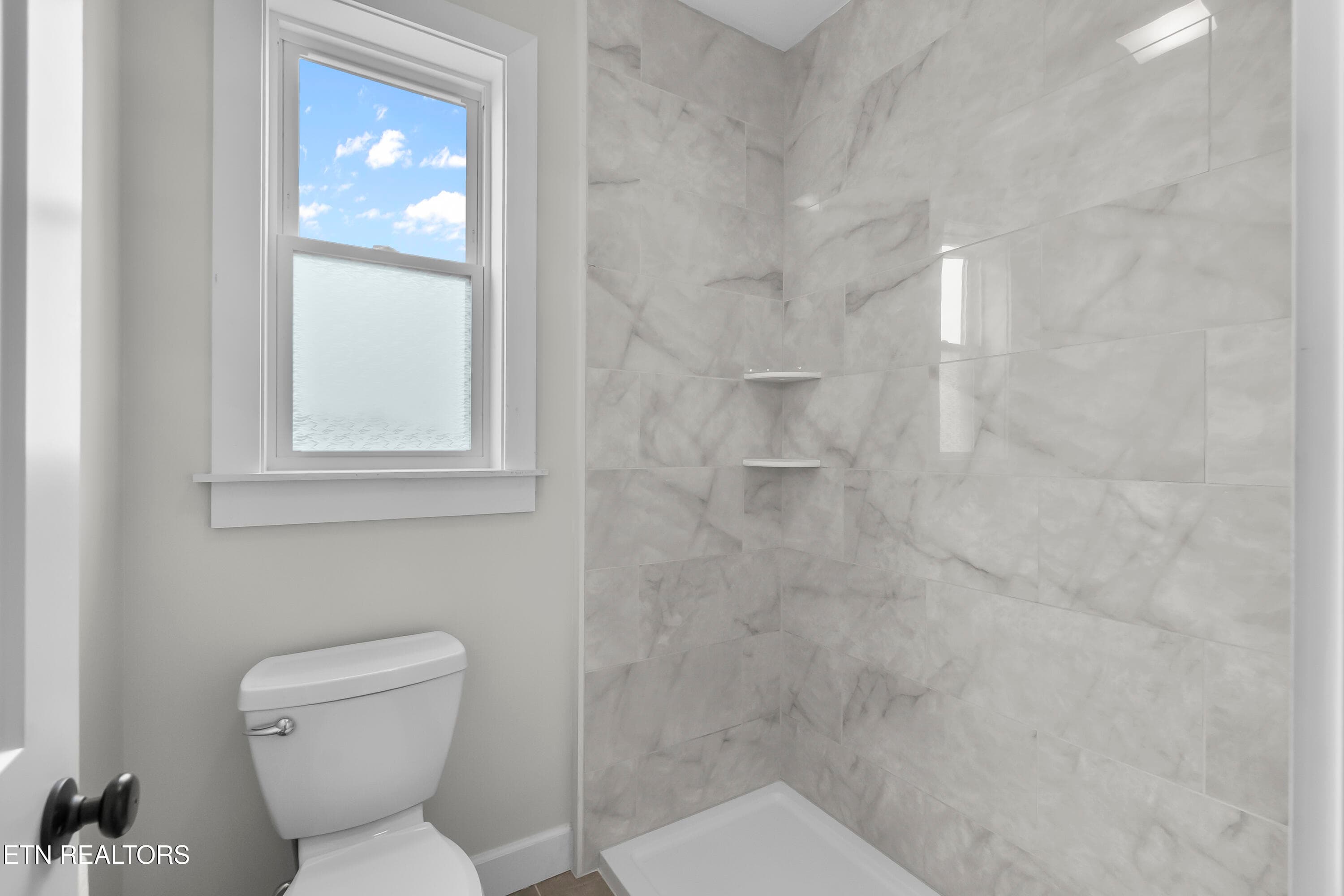 Main Bath Shower - 1121 Frogpond Rd, Friendsville, TN 37737