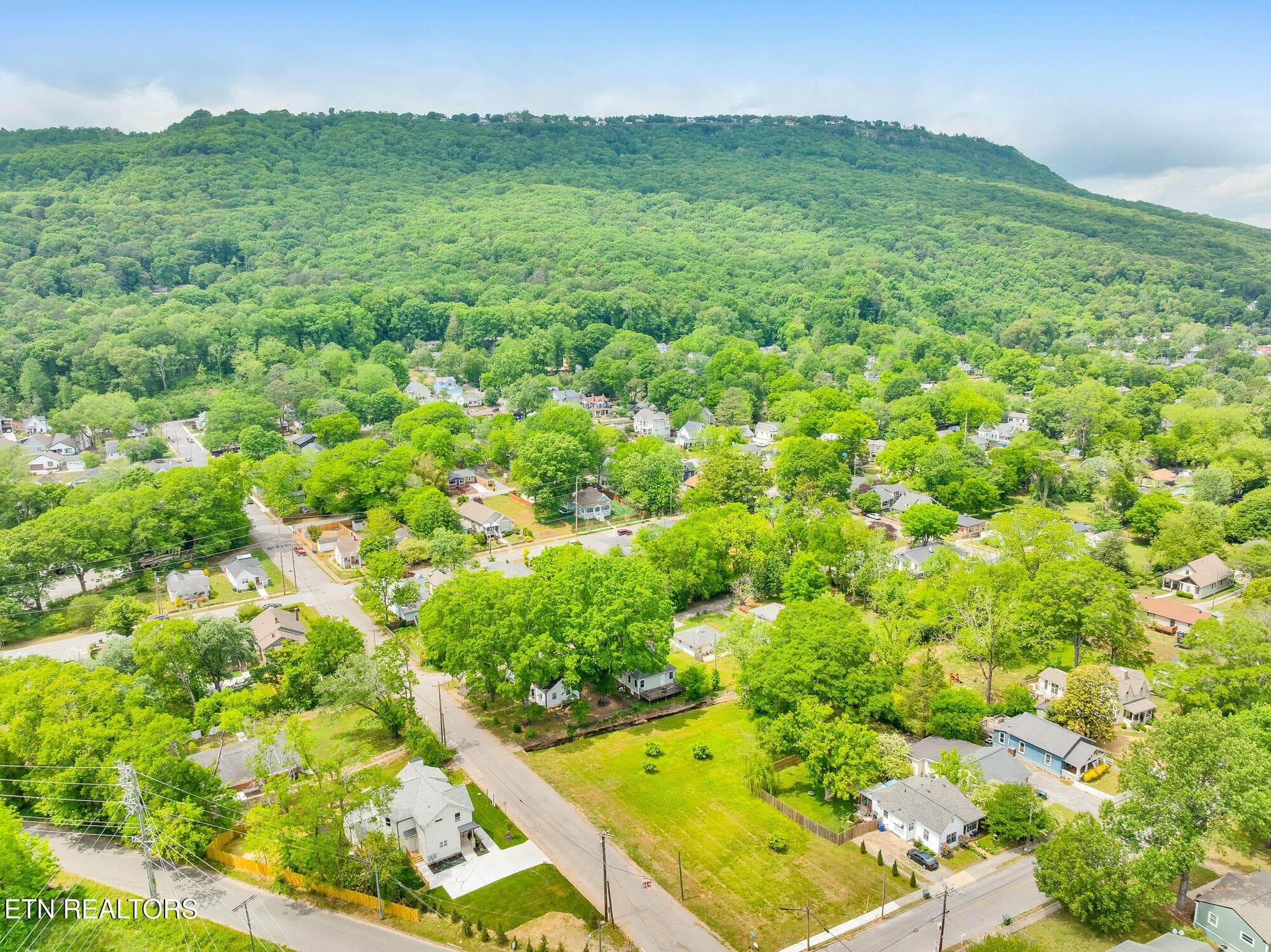 1402-W-55th-St-MLS-Photos-3 - 1402 W 55th St, Chattanooga, TN 37409, Chattanooga