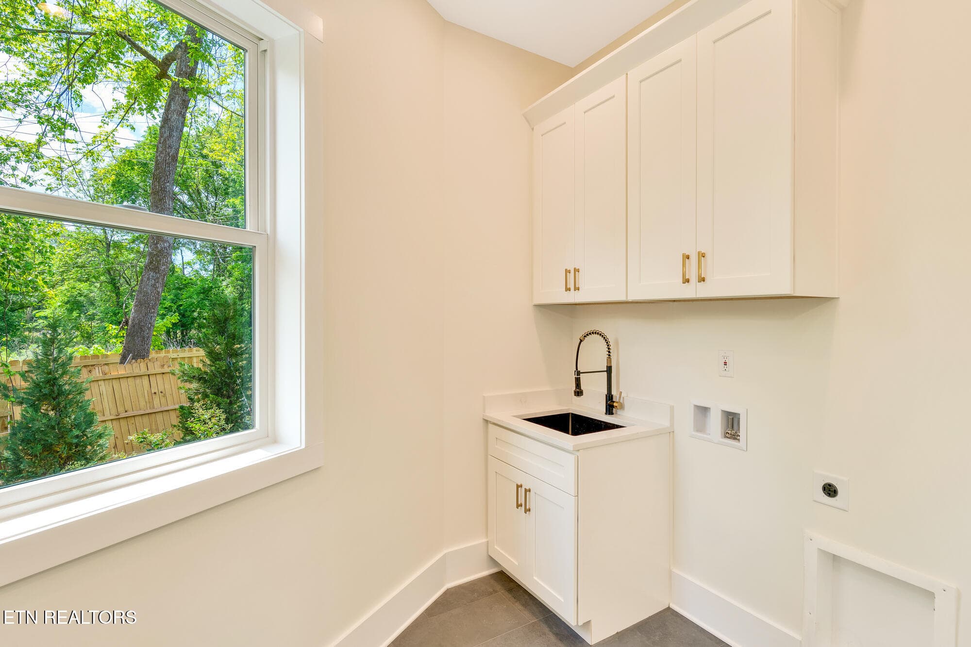 1402-W-55th-St-MLS-Photos-23 - 1402 W 55th St, Chattanooga, TN 37409, Chattanooga