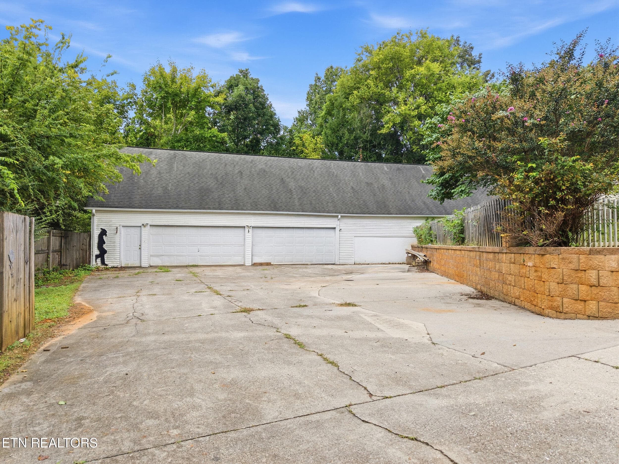 Massive Garage - 5209 Montrose Rd, Knoxville, TN 37918, Knoxville