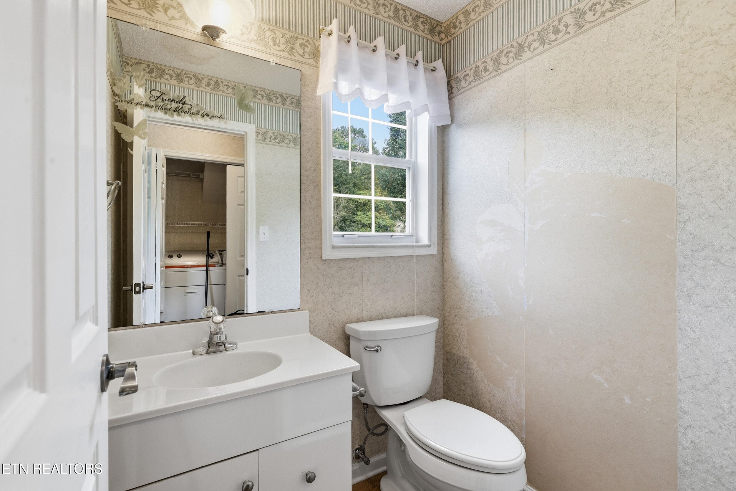 Main Floor Half Bath - 5209 Montrose Rd, Knoxville, TN 37918, Knoxville